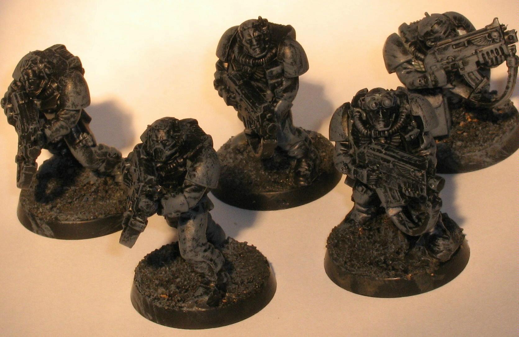 Apply a heavy drybrush of Adeptus battlegrey to the whole model