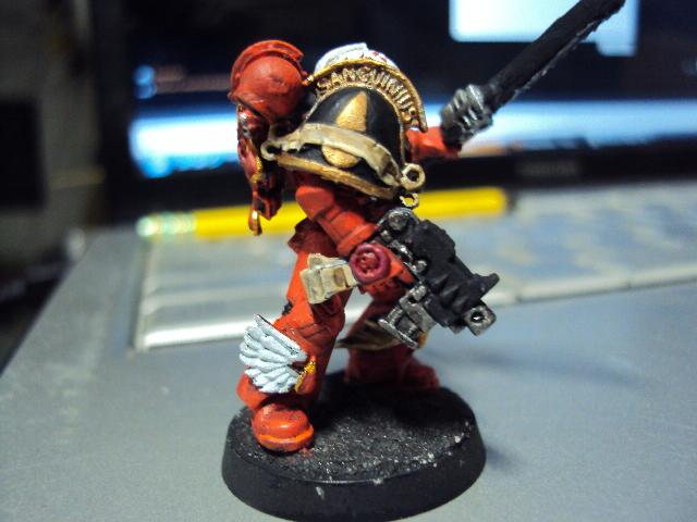 Right side, shoulderpad gold done with mithril silver covered by 4 coats of gryphonne sepia