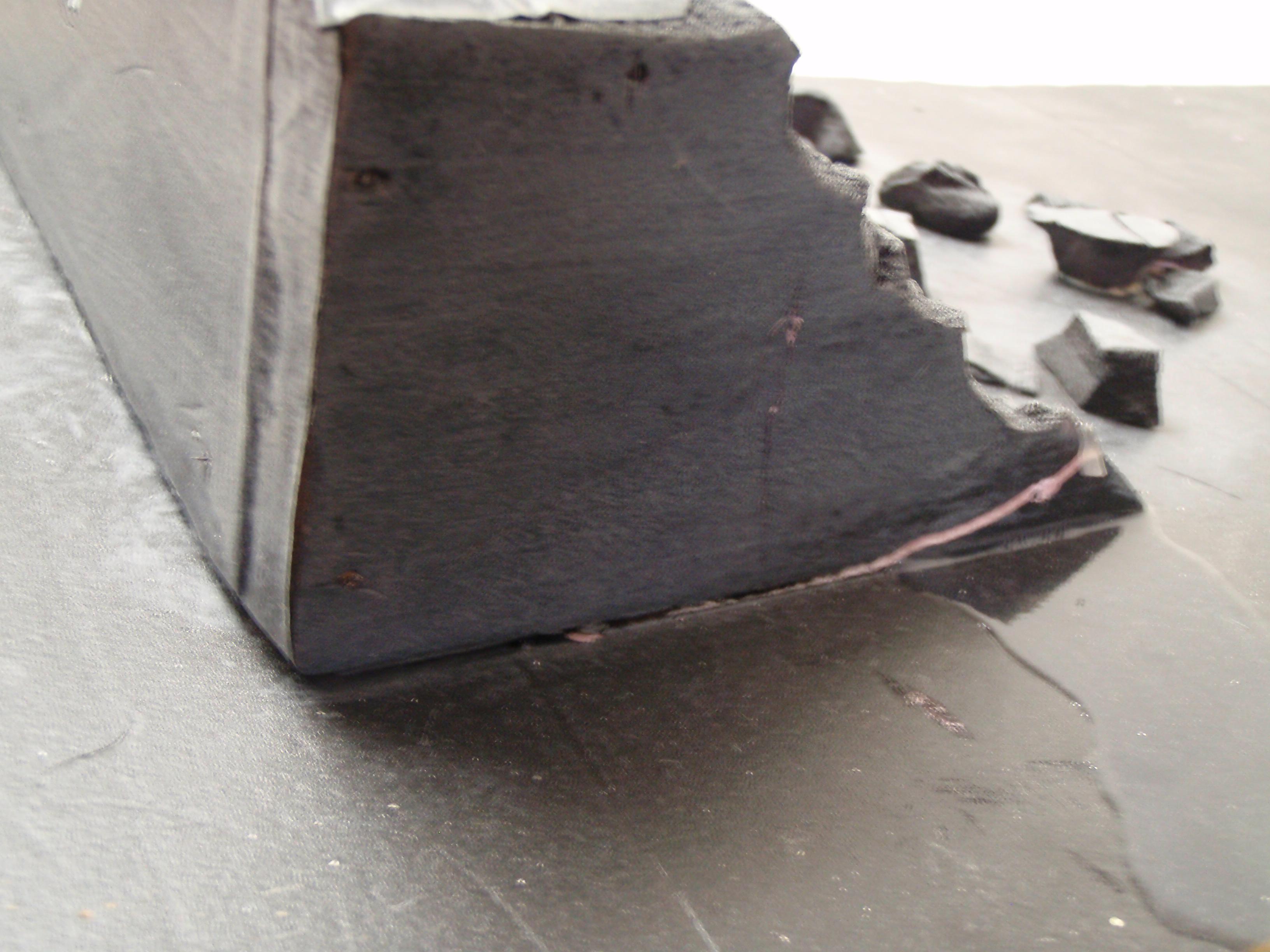 This building broke off, but fortunately was easily repaired(just need to paint the crack)