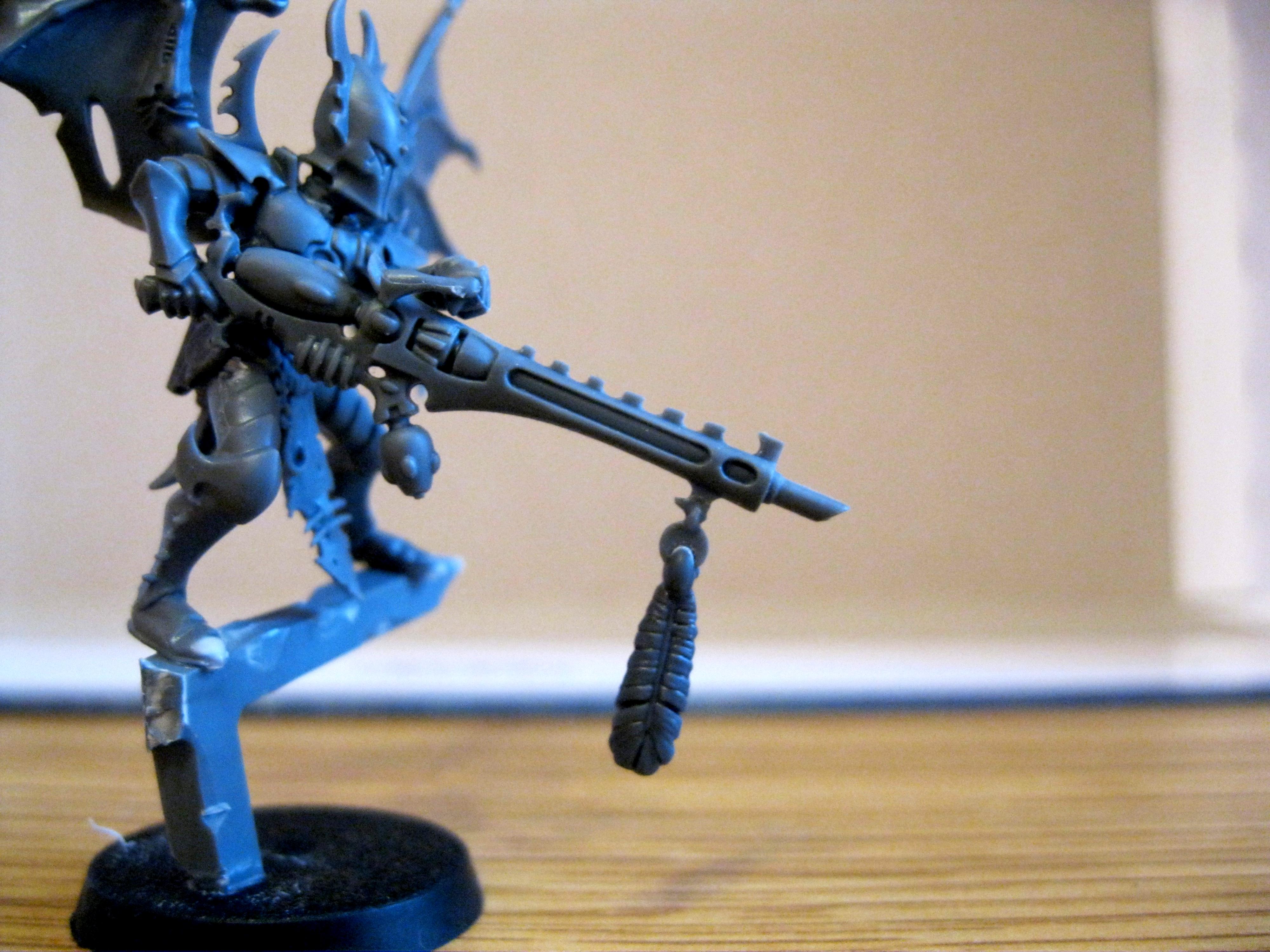 ooh look, I stuck a feather on the gun :3