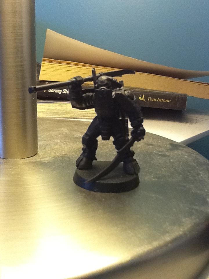 Tau Ethereal in Stealth suit with Dark Elve Corsairs weapons