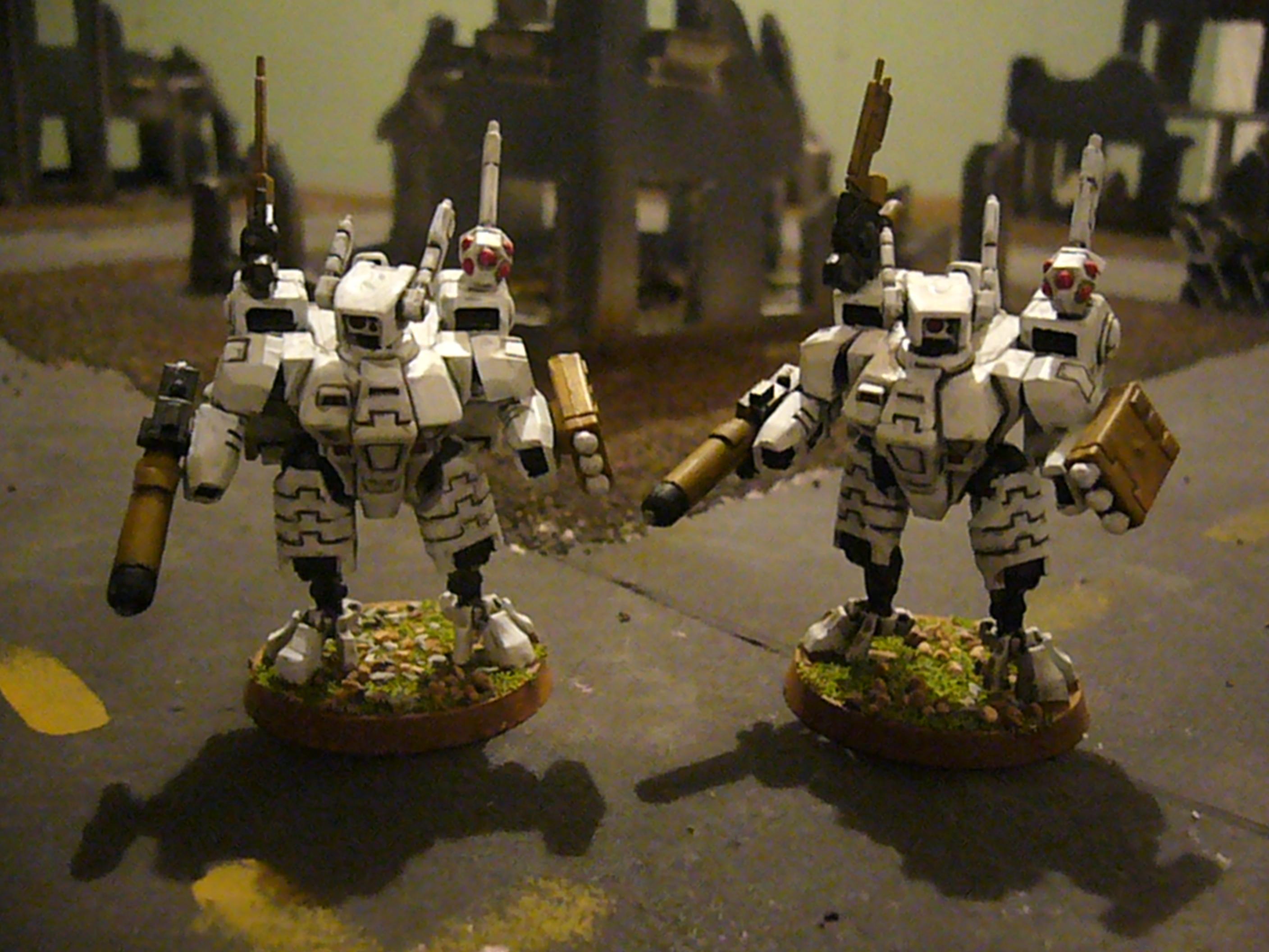 Tau, Crisis Suits