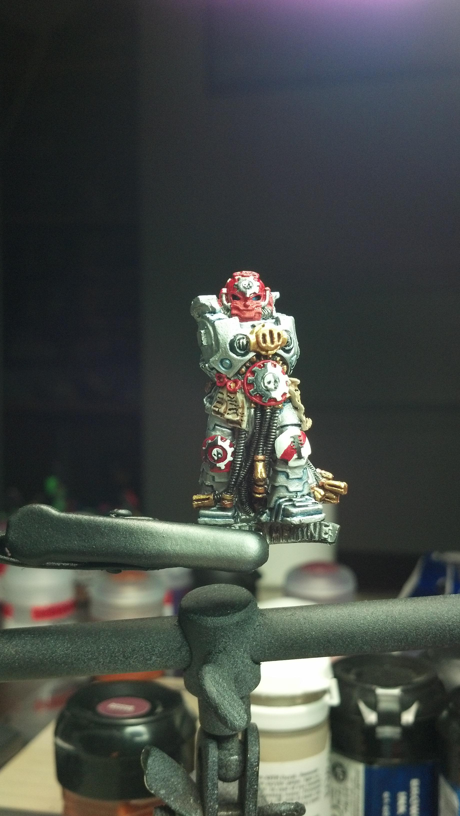 the finished torso, i used the Etched Brass from forgeworld to get the "I" on the left knee. i think it worked rather well. :-)