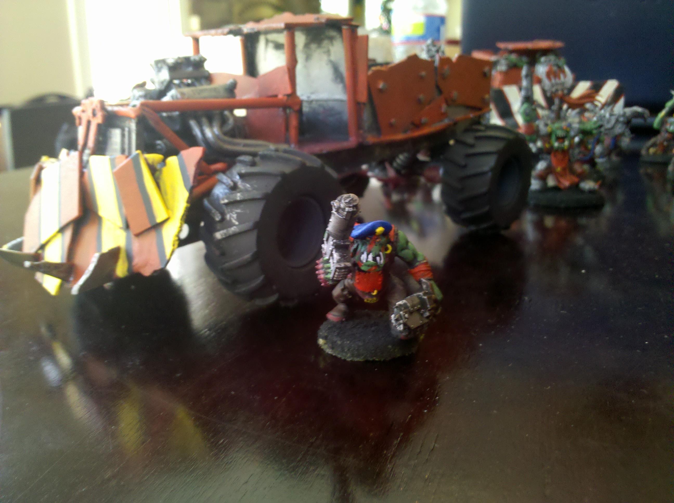 Trukk next to converted Boy (shoota/choppa/baret)