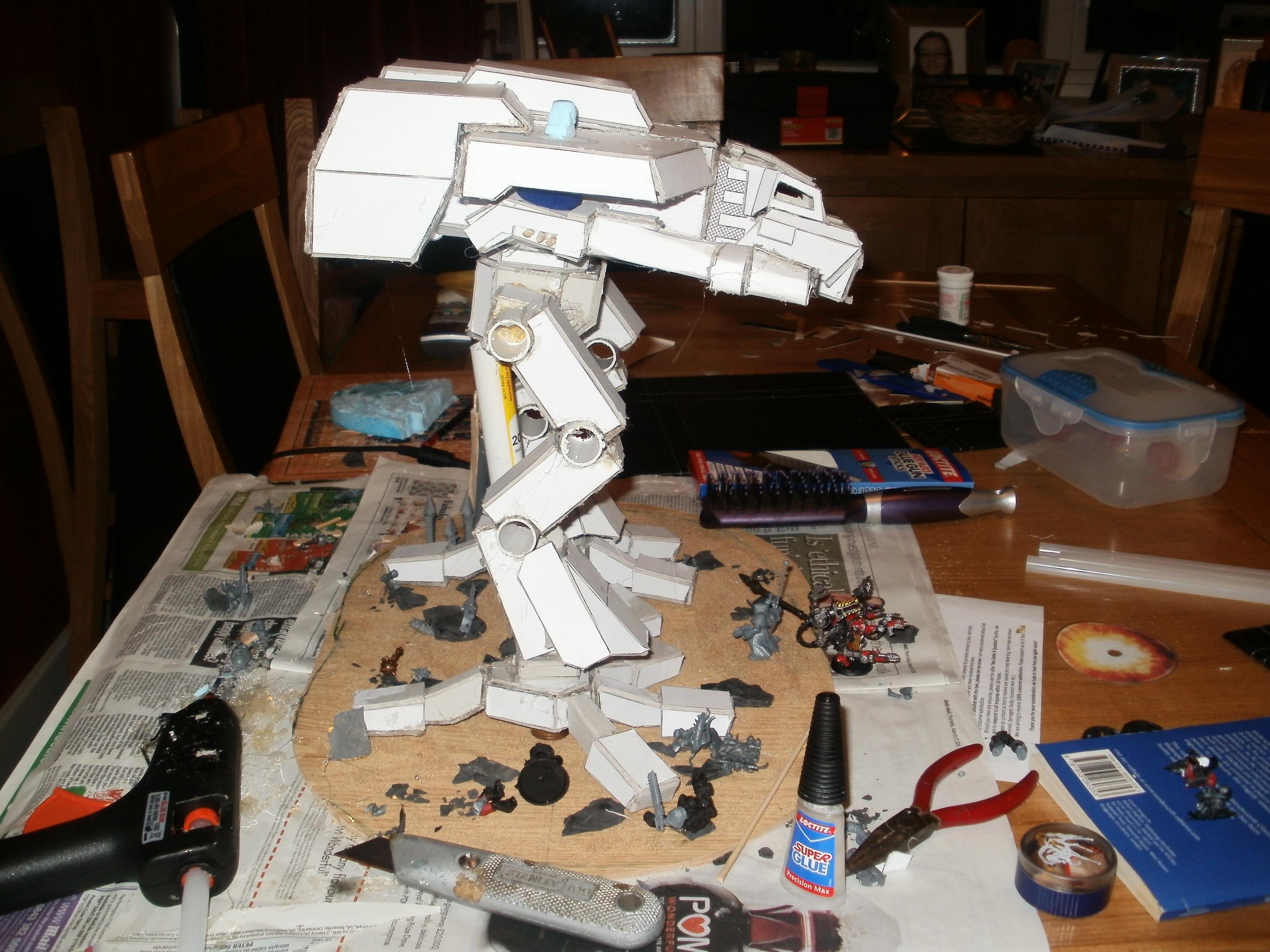 Titan, Warhound, side view 