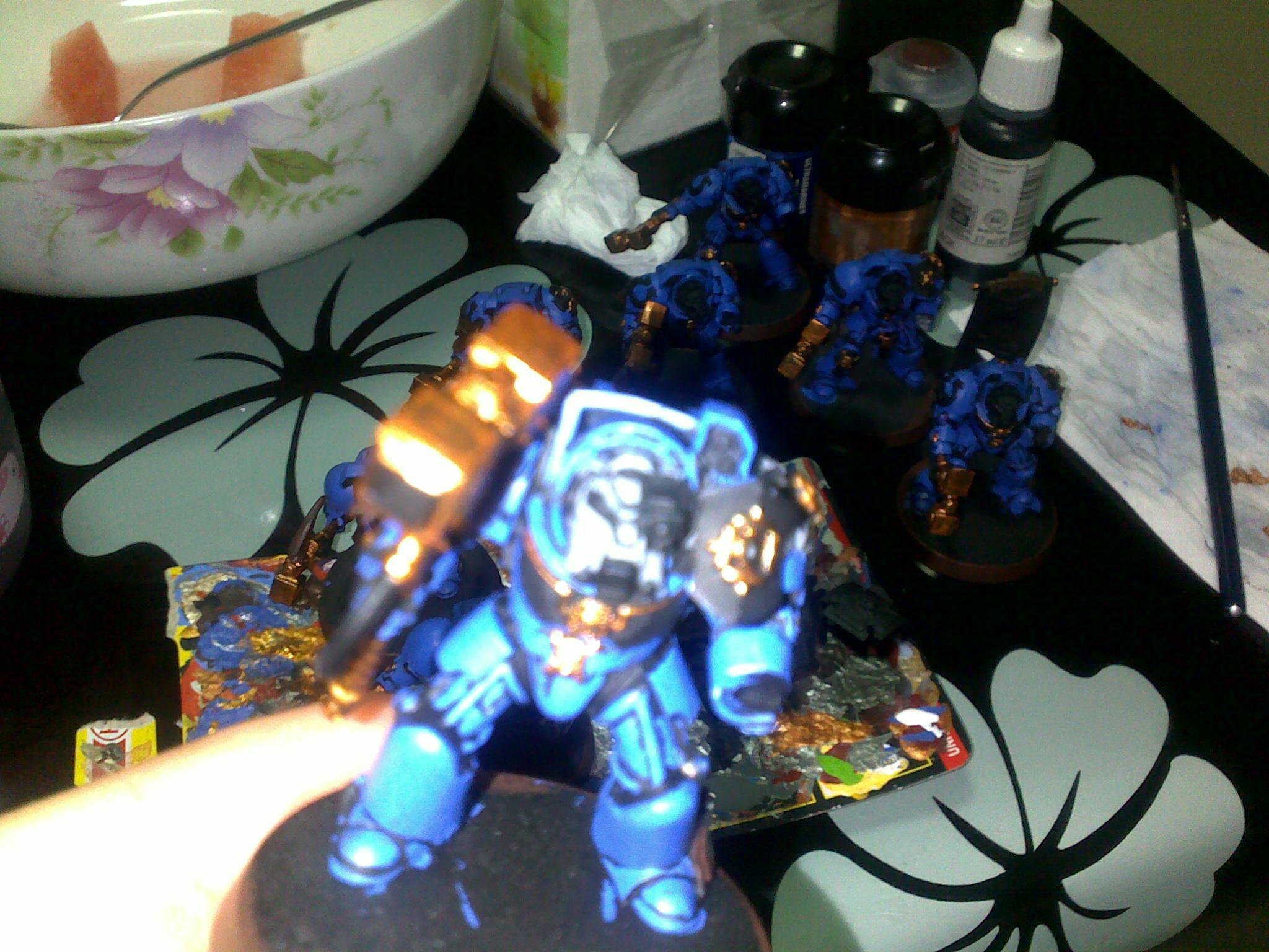 White - Base is Codex Grey:  Here i paint the areas that will be white or grey with codex Grey