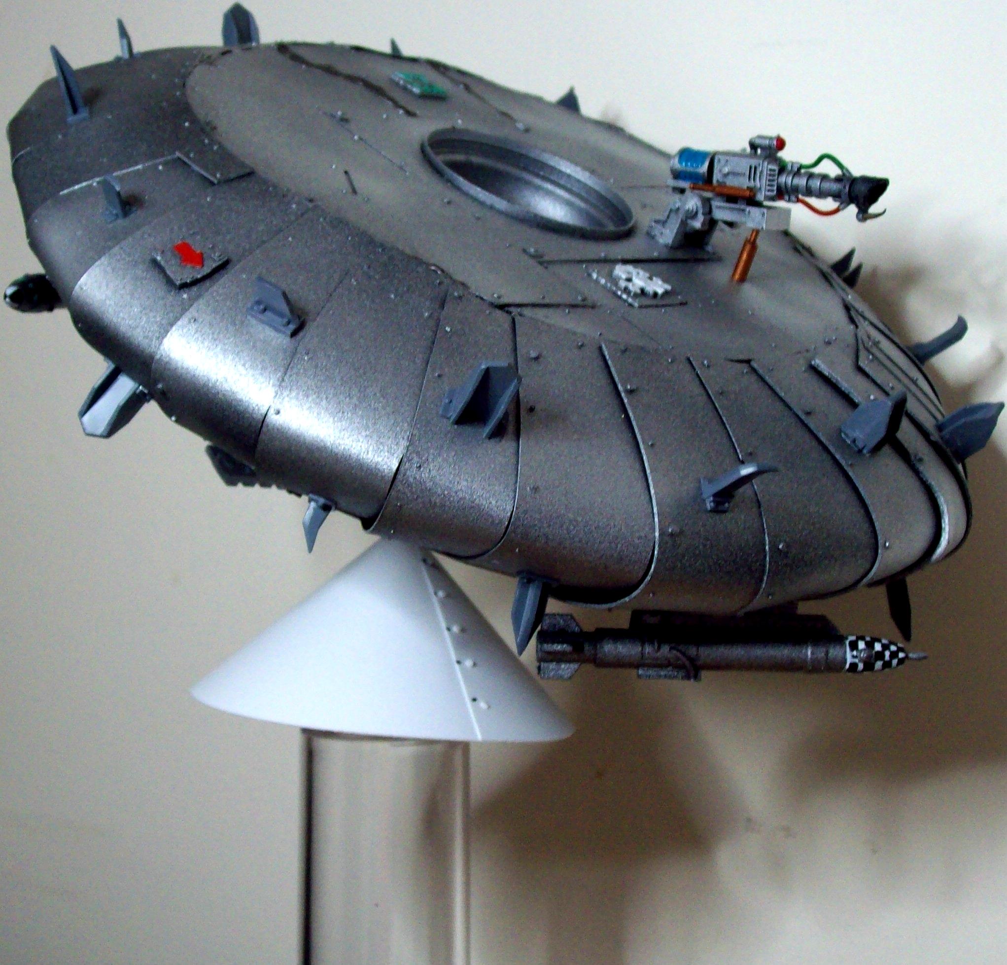 Saucer on stand front
