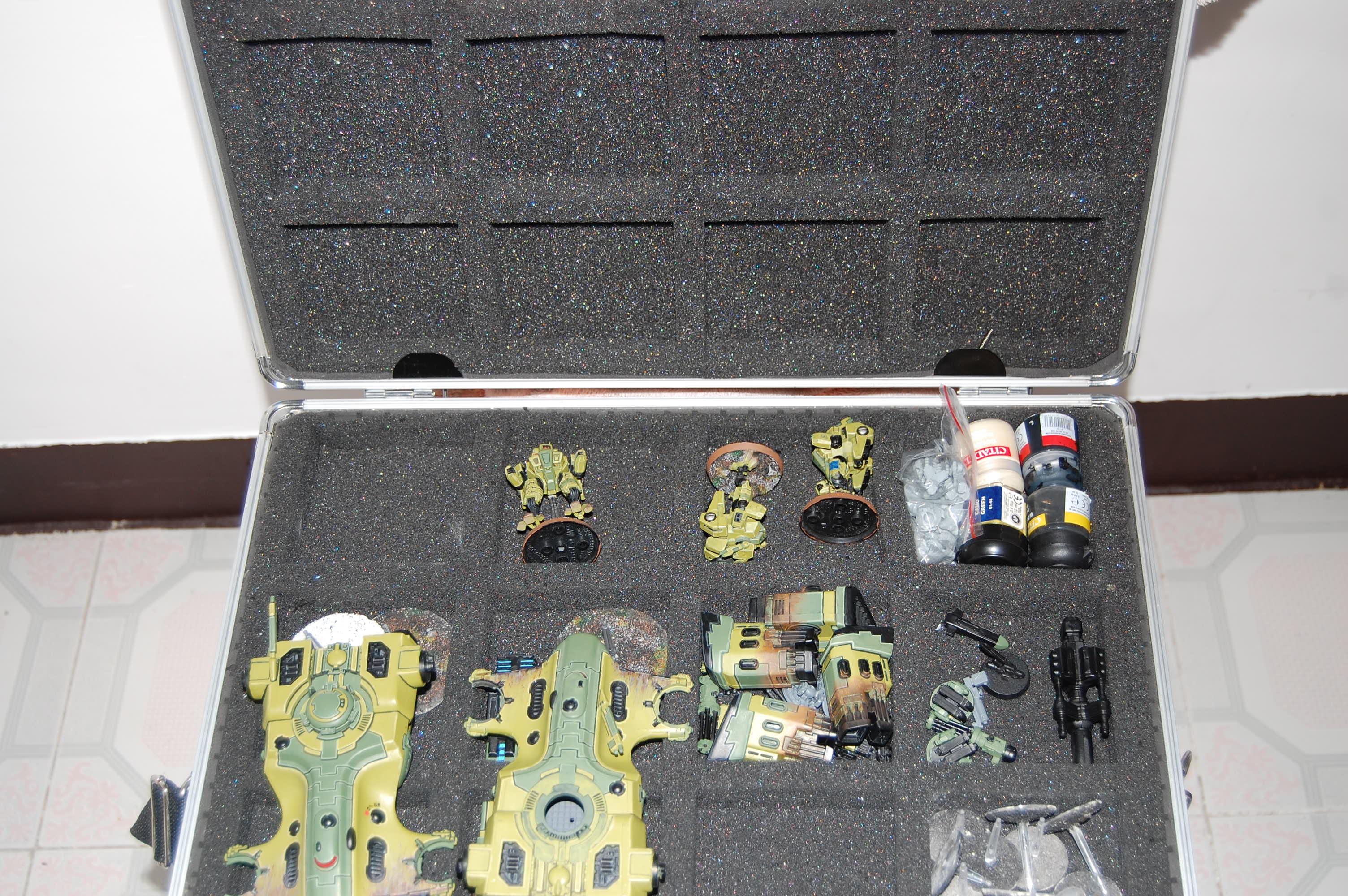wide shot showing the tray mounted on the lid
