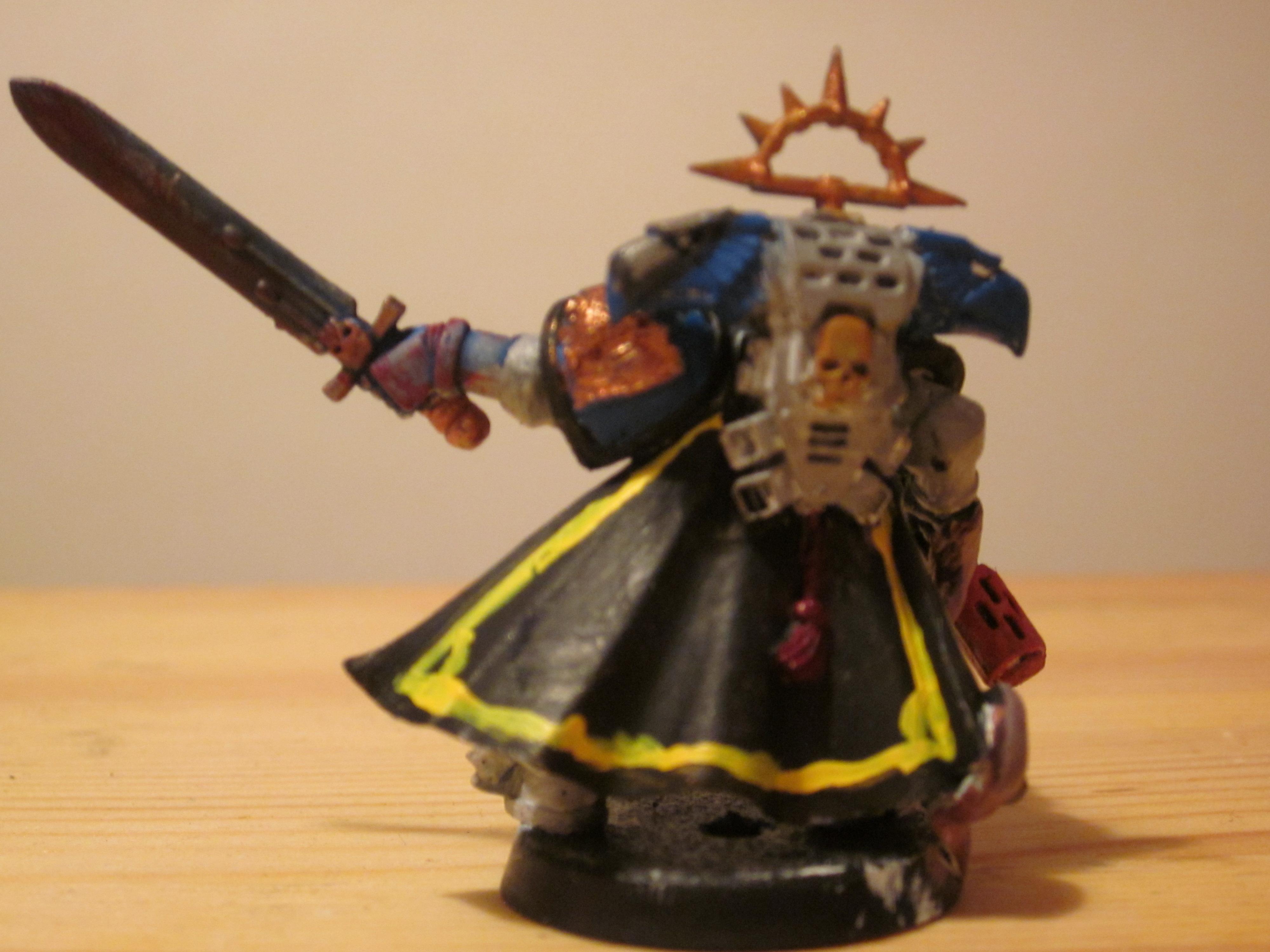 Slightly blurry, but here is a closeup from behinf. You can somewhat make out what the cape looks like from here