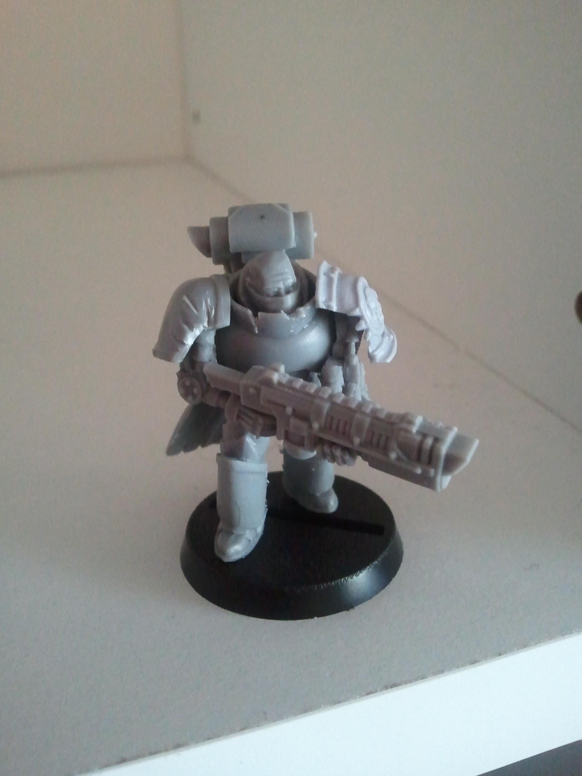 my plasma gunner, had issues with some forge world pads being broken, so thought oh well best make it look like plasma damage