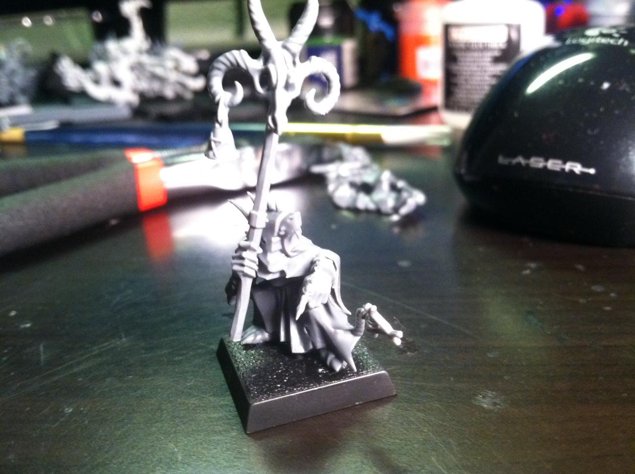 here is a conversion for a grey seer, didnt wanna spend the 12 bucks so i took the extra guy from the back of a Doom wheel and gave him a staff