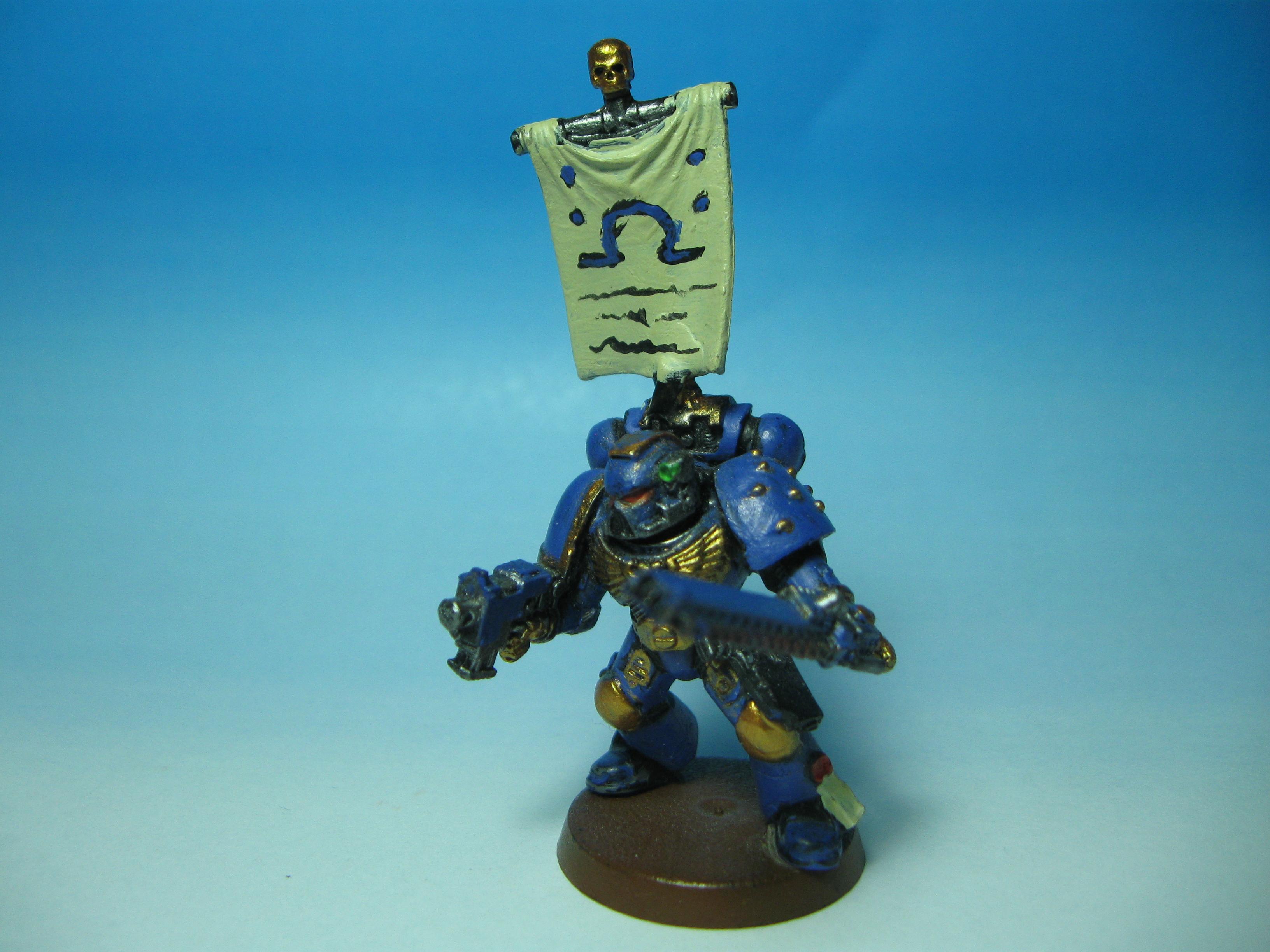 Space Marine Captain with Chainsword, Bolt Pistol, Artificer Armour and Banner (Front View)