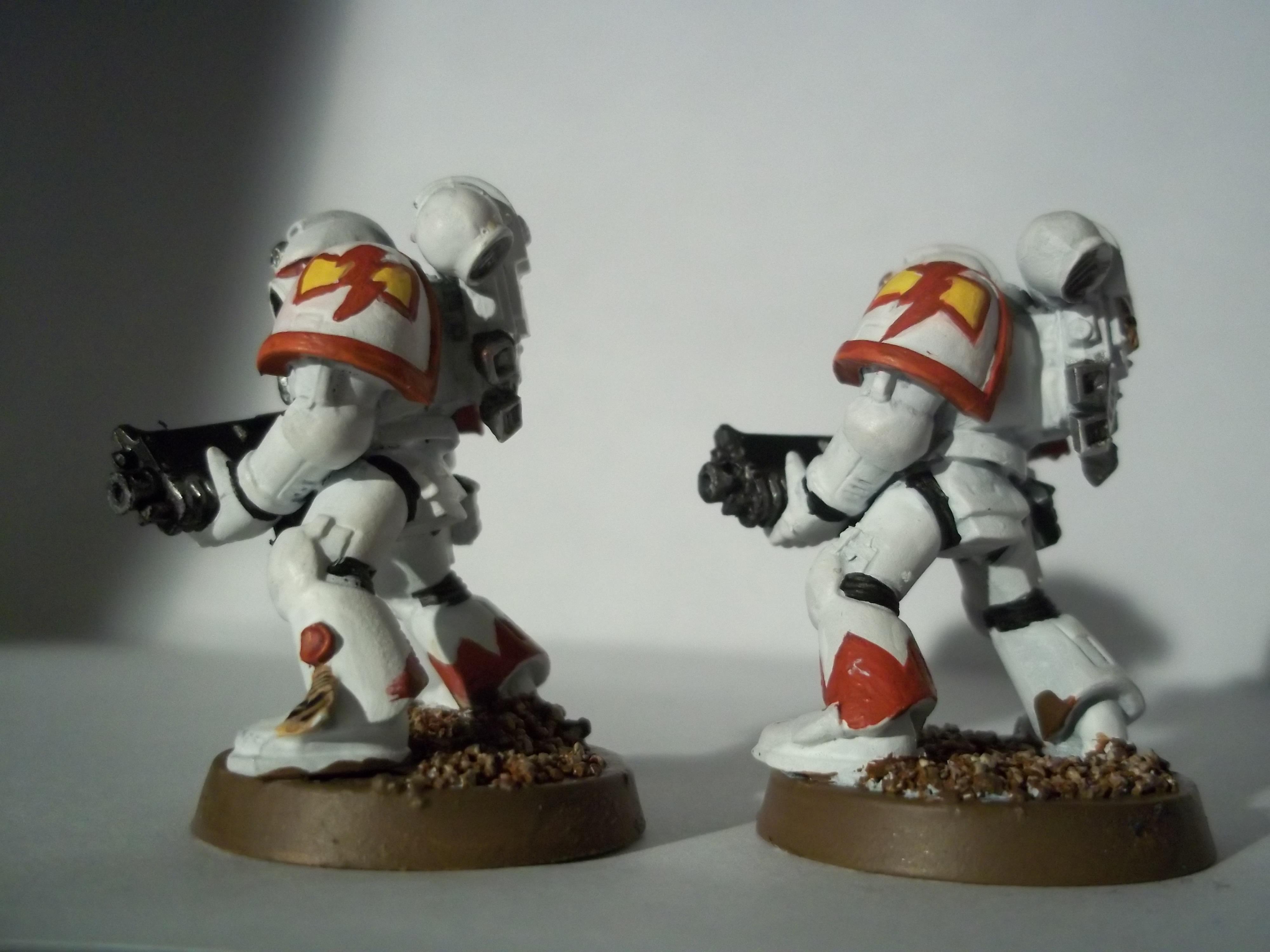 This is actually from a different squad where i lost two models and had to replace them with those cruddy aobr types. I hated them so i cut the torso and made them into usable legs. Can you tell?