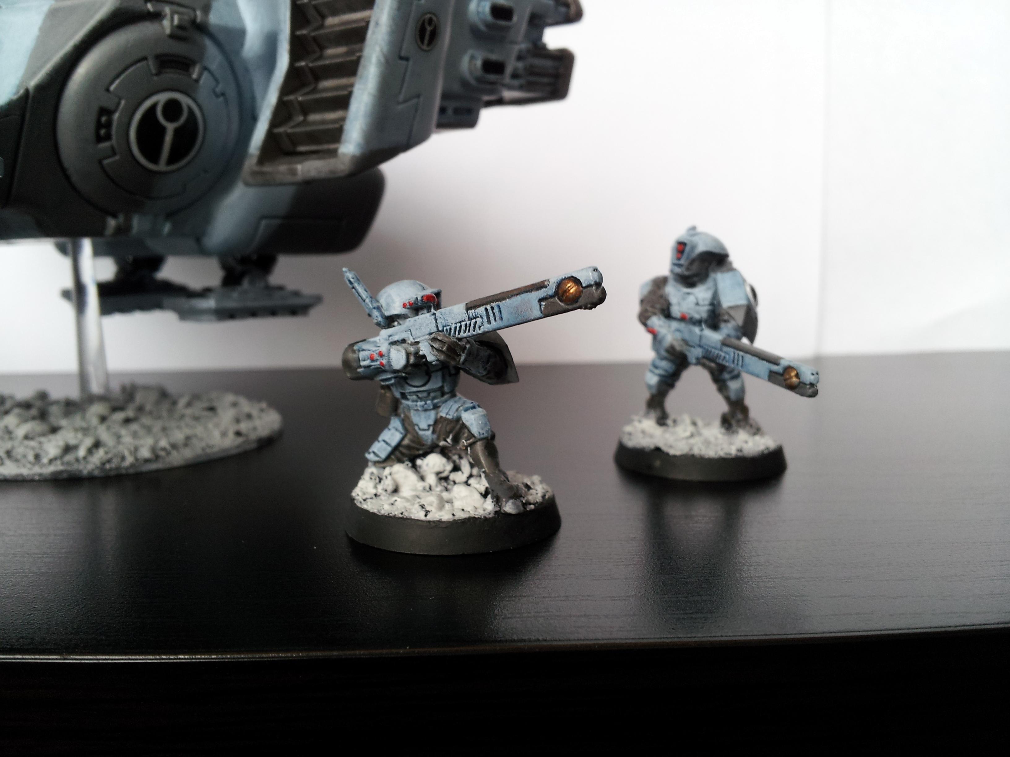 Tau, Tau Kneeling