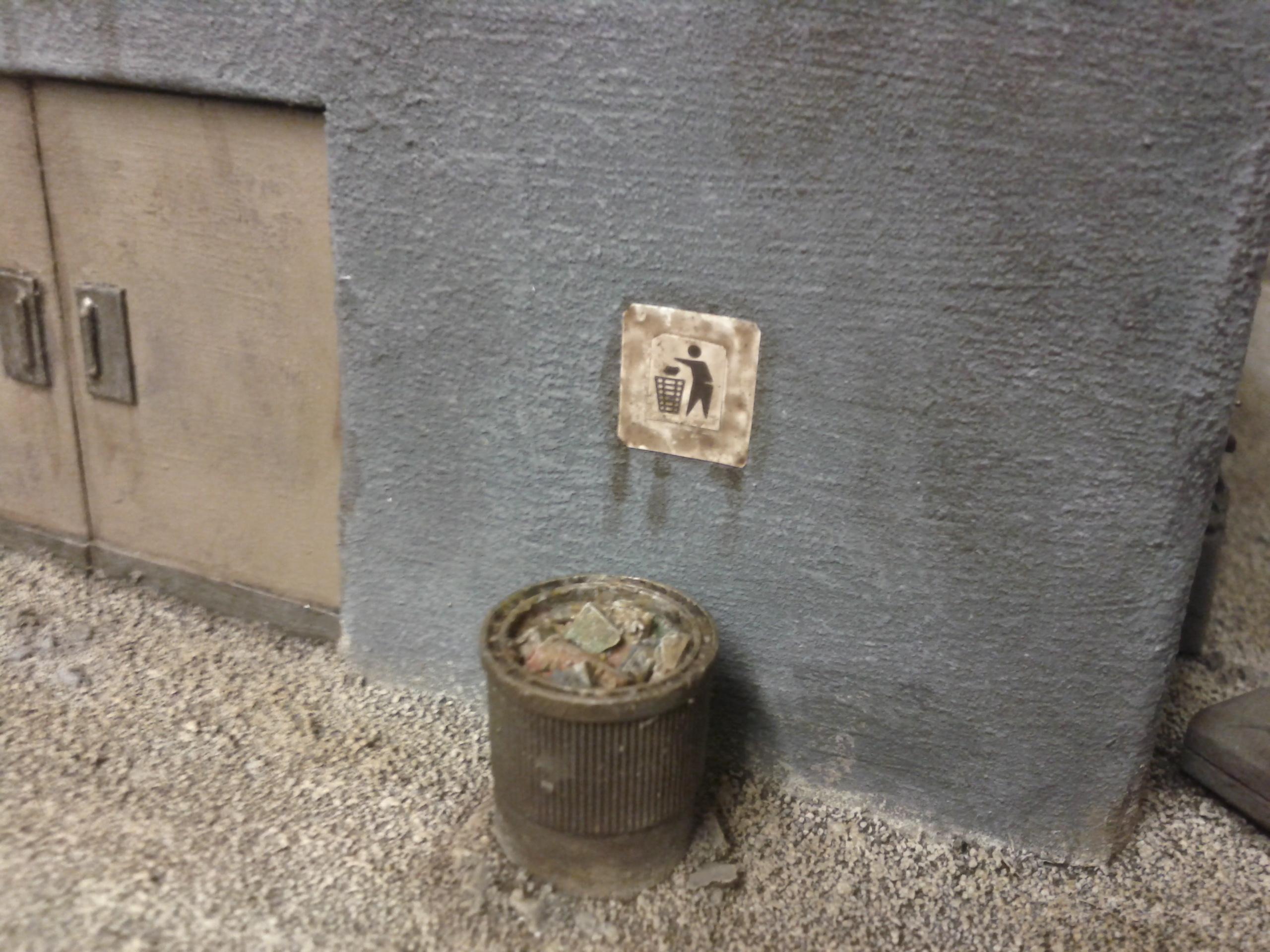 Rubbish bin