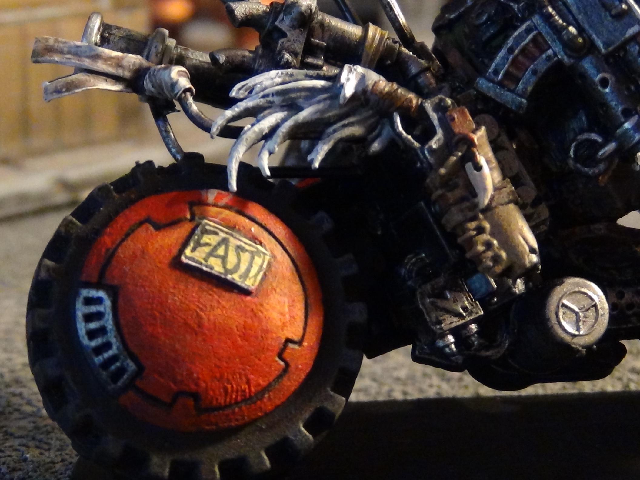The other pistol adds a nice bit of detail to the bike