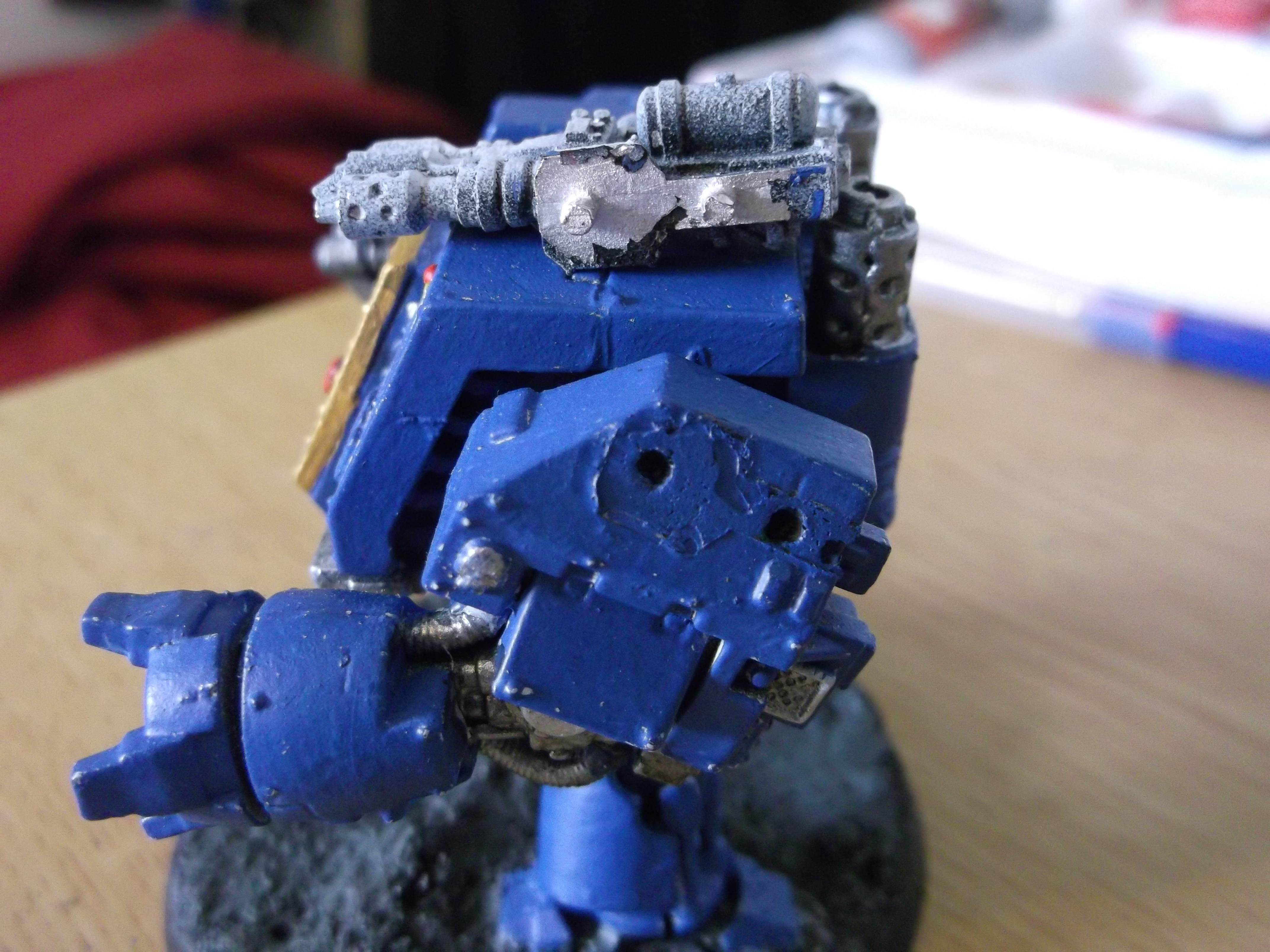 It came with this flamer, but i disliked it, so i yanked it out, hence the holes in the shoulder. Not too fussed