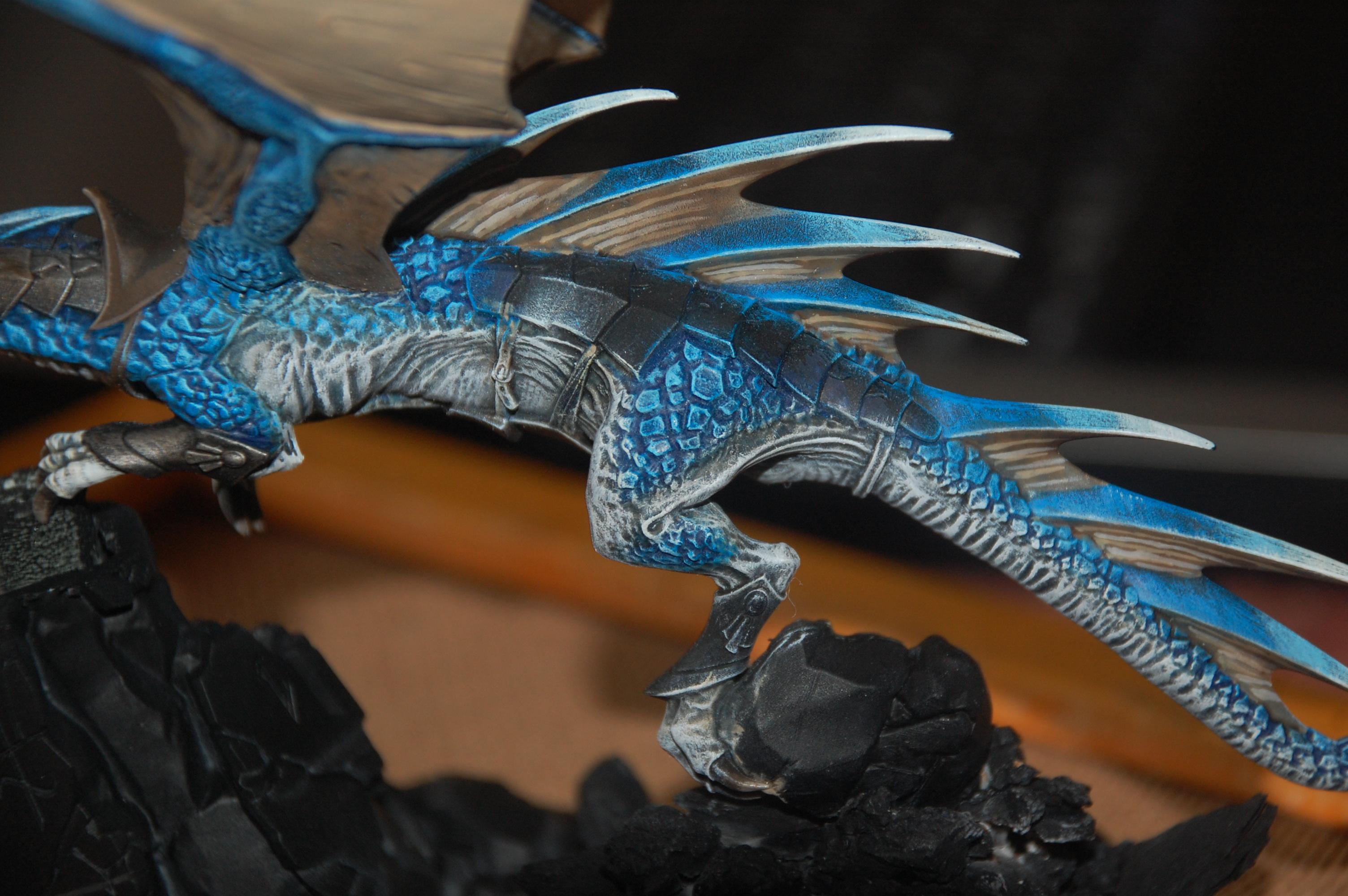 The flesh parts with a drybrush with white paint to light them up a bit more