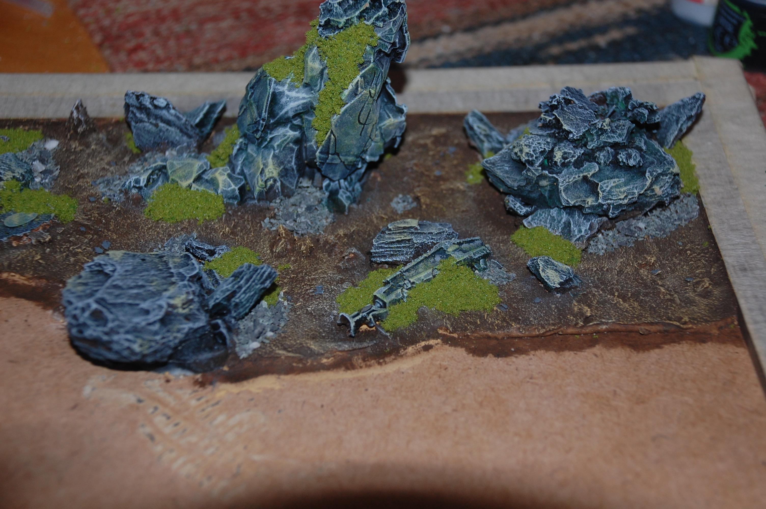 When i was happy with the rocks i started adding some light green flock on random spots