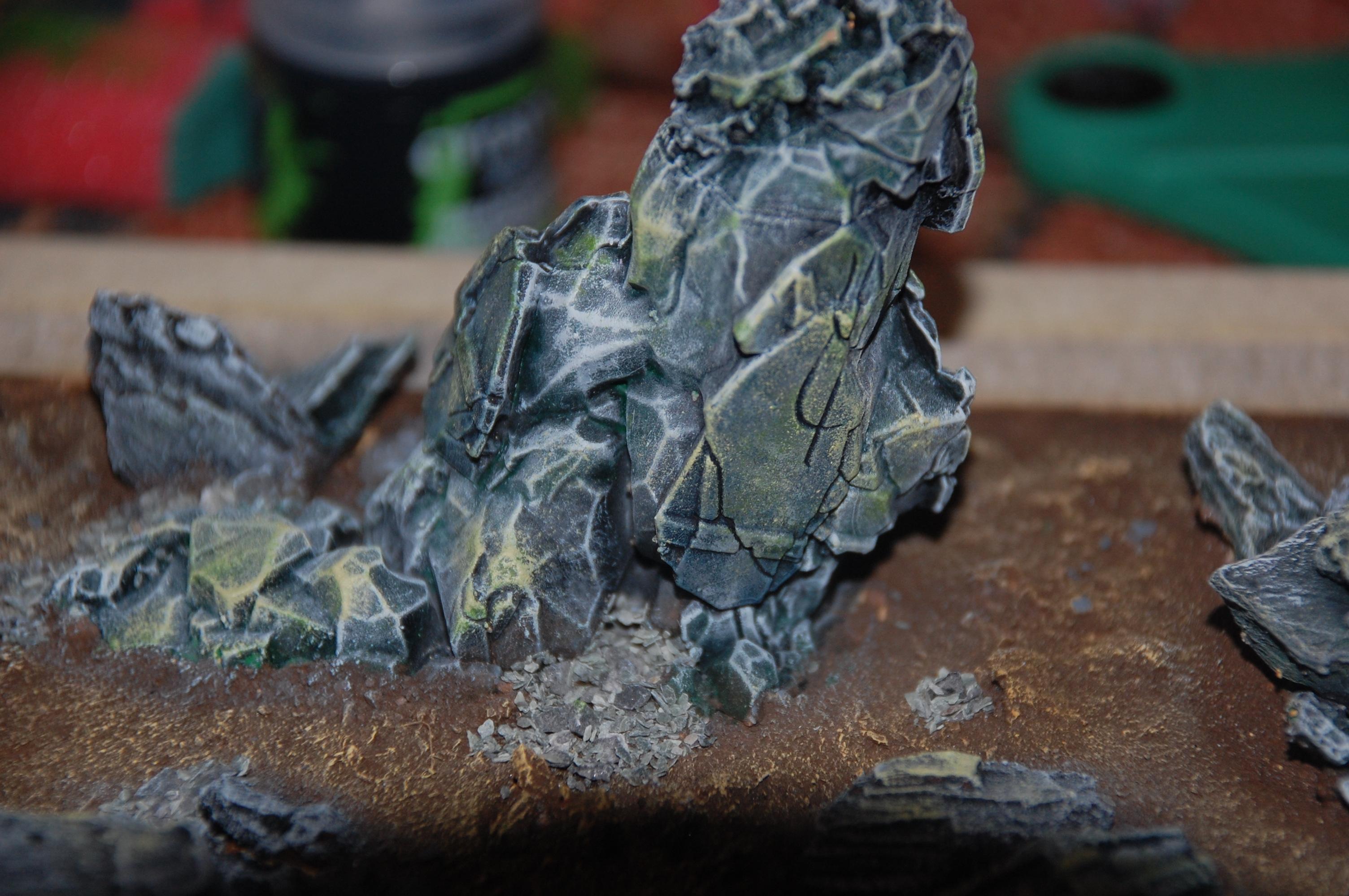 With the help of a piece of sponge and GW dry paint Underhive ash i created some more algea/moss effect on the rocks
