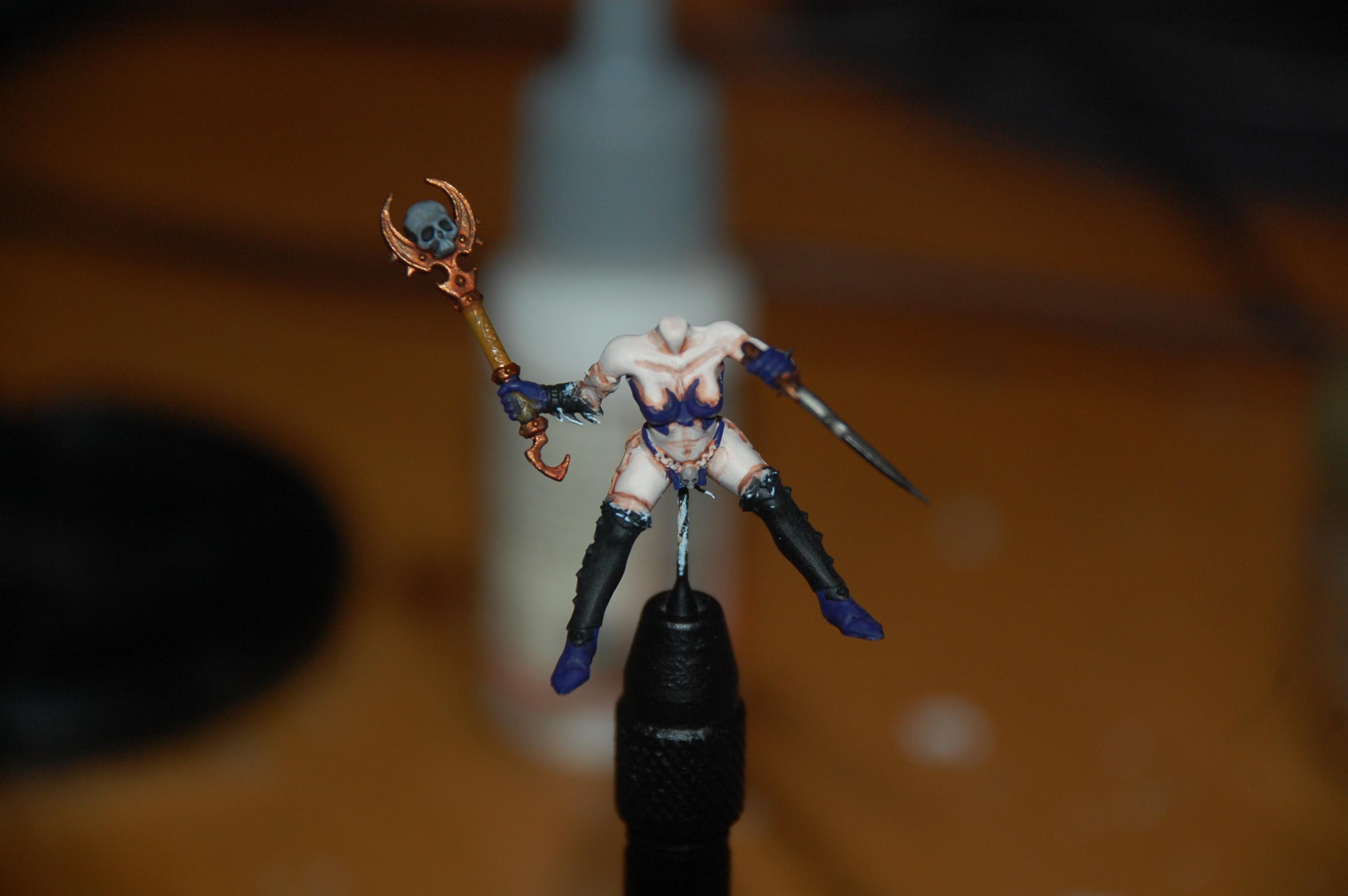 Back to the skin of the sorceress some GW Reikland fleshshade in the recessed areas only