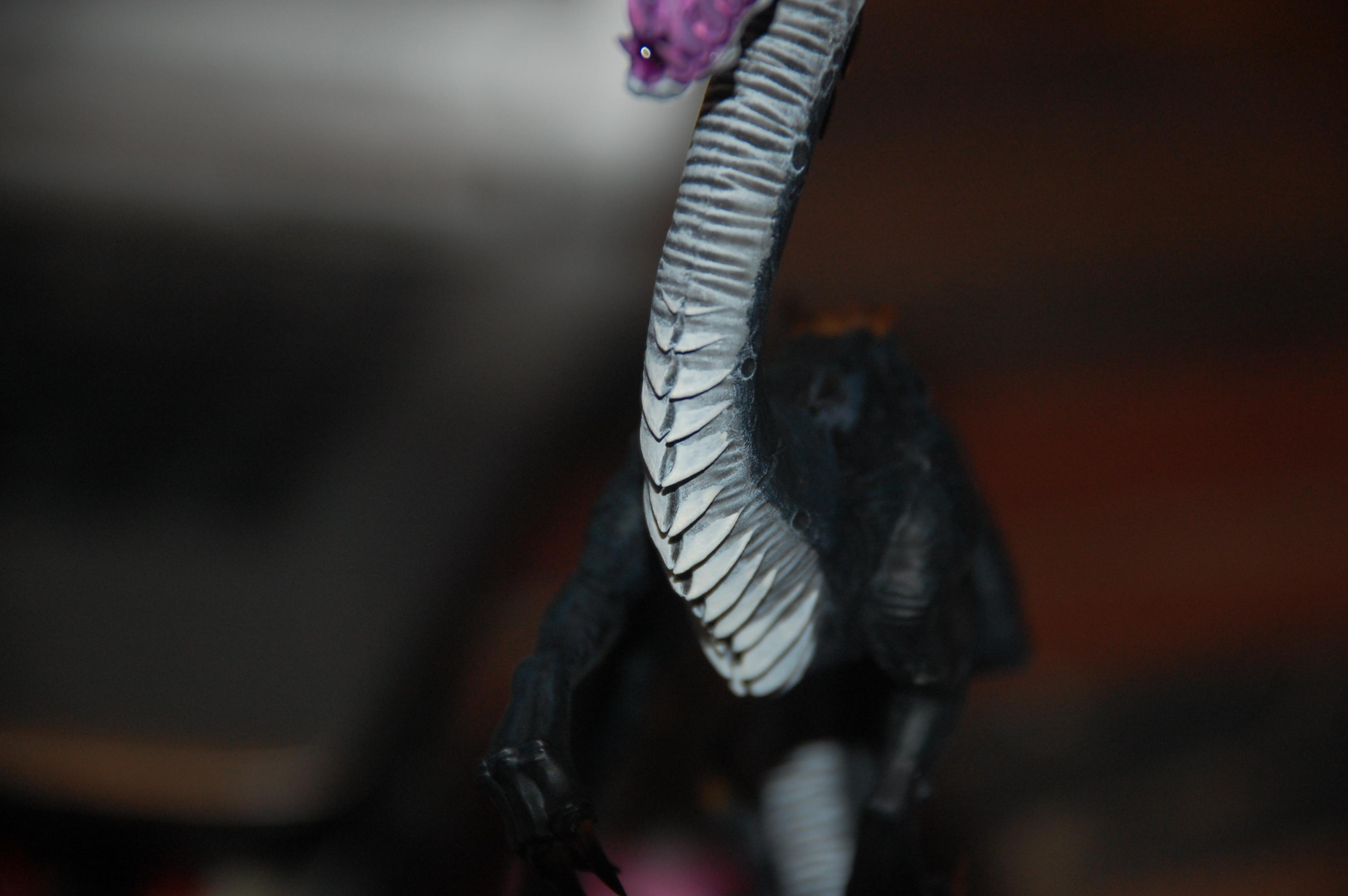 Also done some more work on the dragon i layered the spiny parts on the neck with some VGC Off white when that was dry i added a edge highlight with VGC Dead white