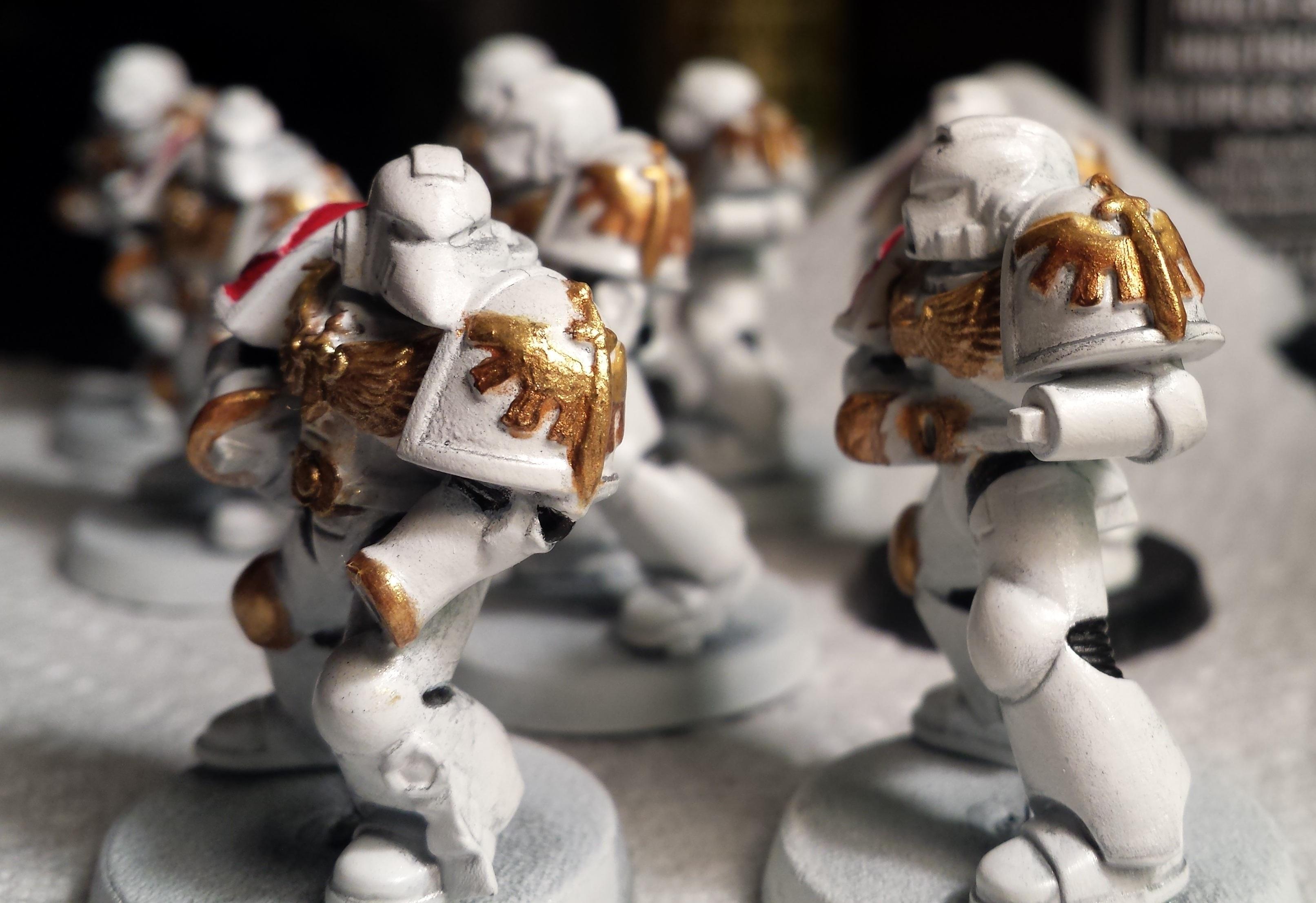 Finally, some bright gold highlighting. I really need a stiffer detail brush, methinks..