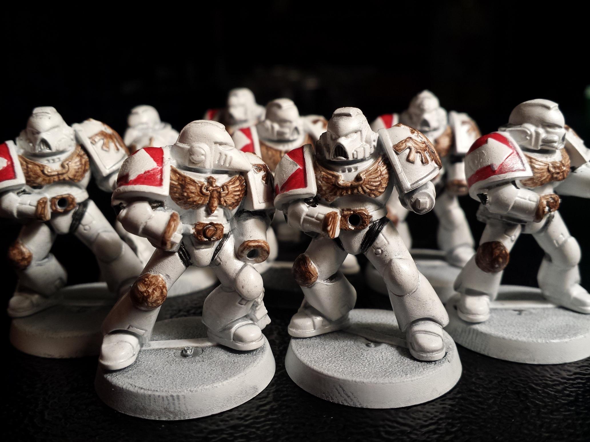 You can see how it looks like the white paint has worn off in parts, revealing the ceramite underneath