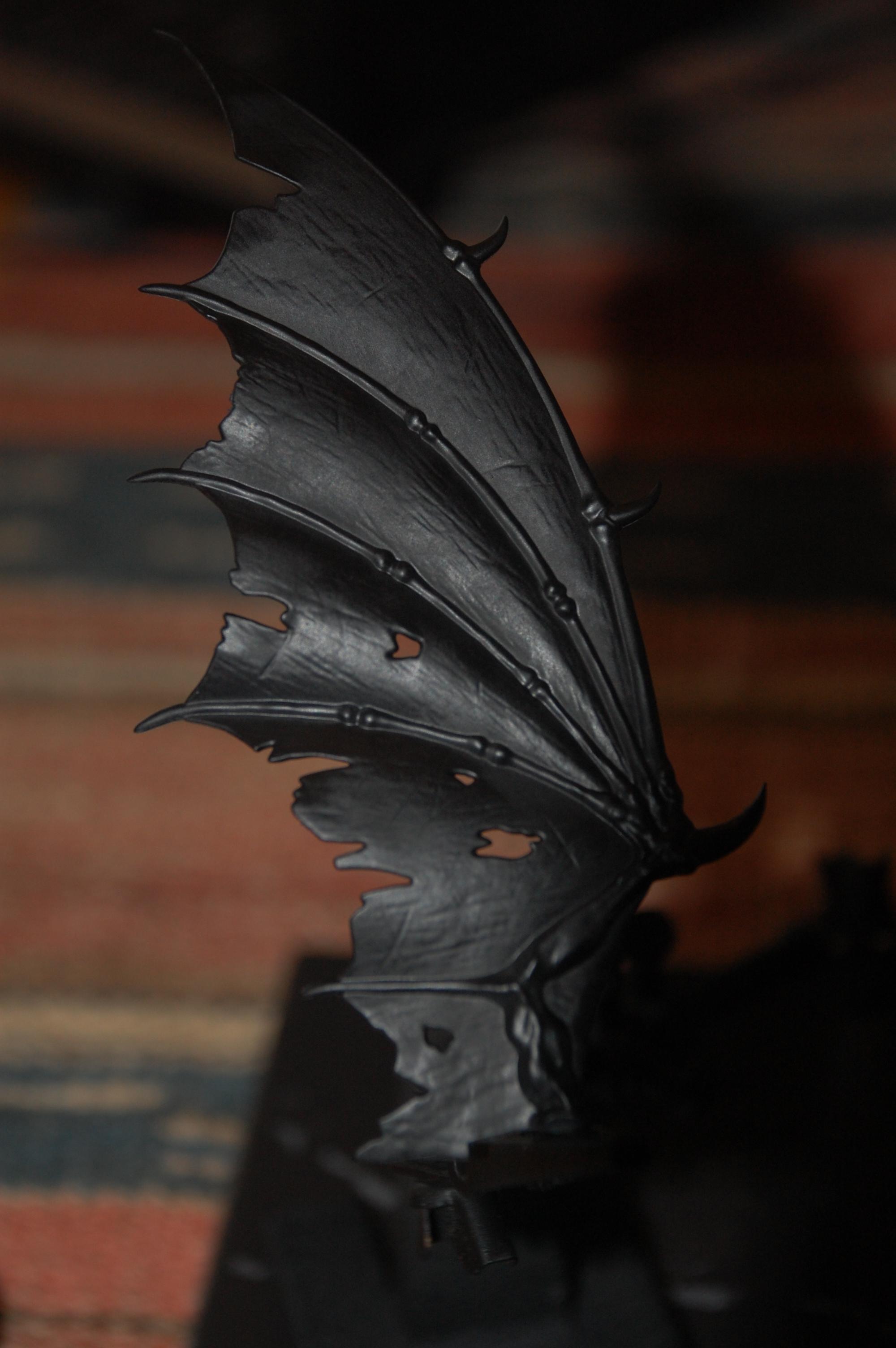 Last but not least the wings are primed black and ready to get some colors toblend in with the rest of the dragon ^^