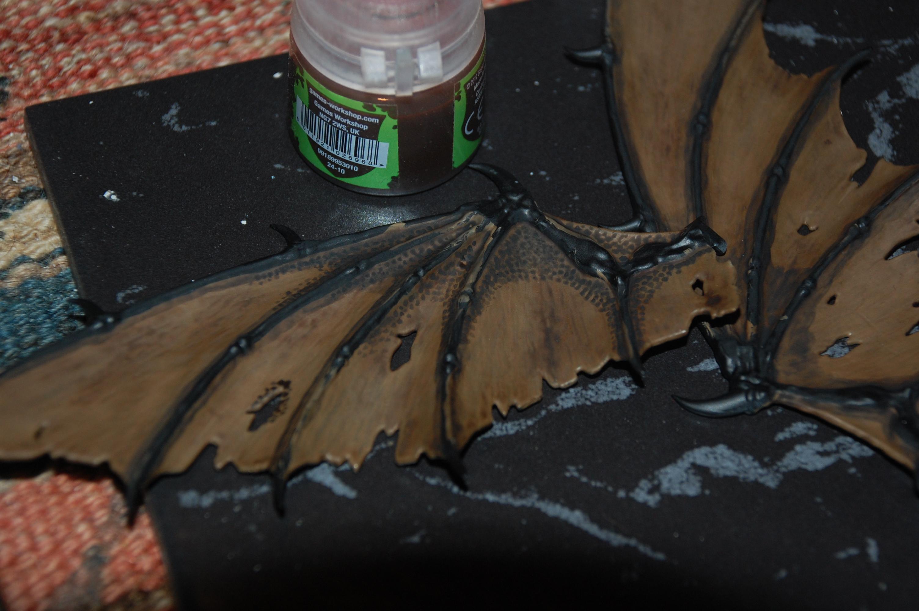 I have a old pot of Nuln oil wich is almost empty this started to thicken up a little bit..with the help of the thicker wash i started stippling the wings to get a mottling effect on them
