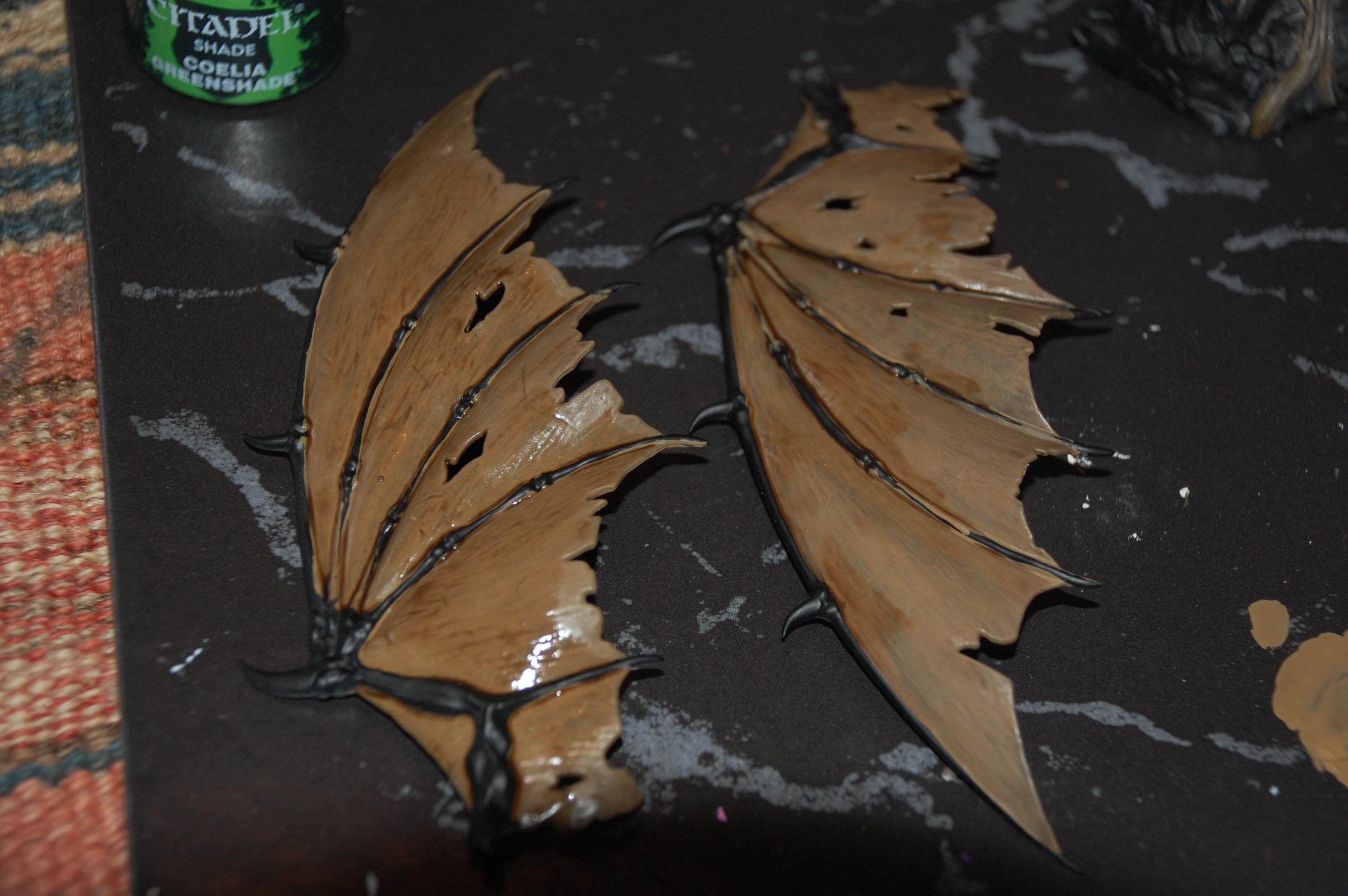 When the basecoat was dry i aded 2 layers of GW Aggrax eartshade wash (first coat shown on this pic)