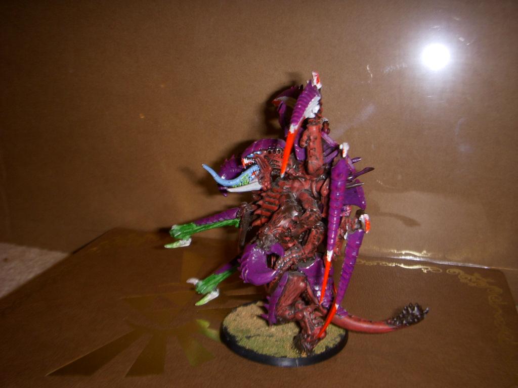 The Tounge is only bent because it snapped off in packing, and I glued it back a bit off. Same with one of the back-spikes