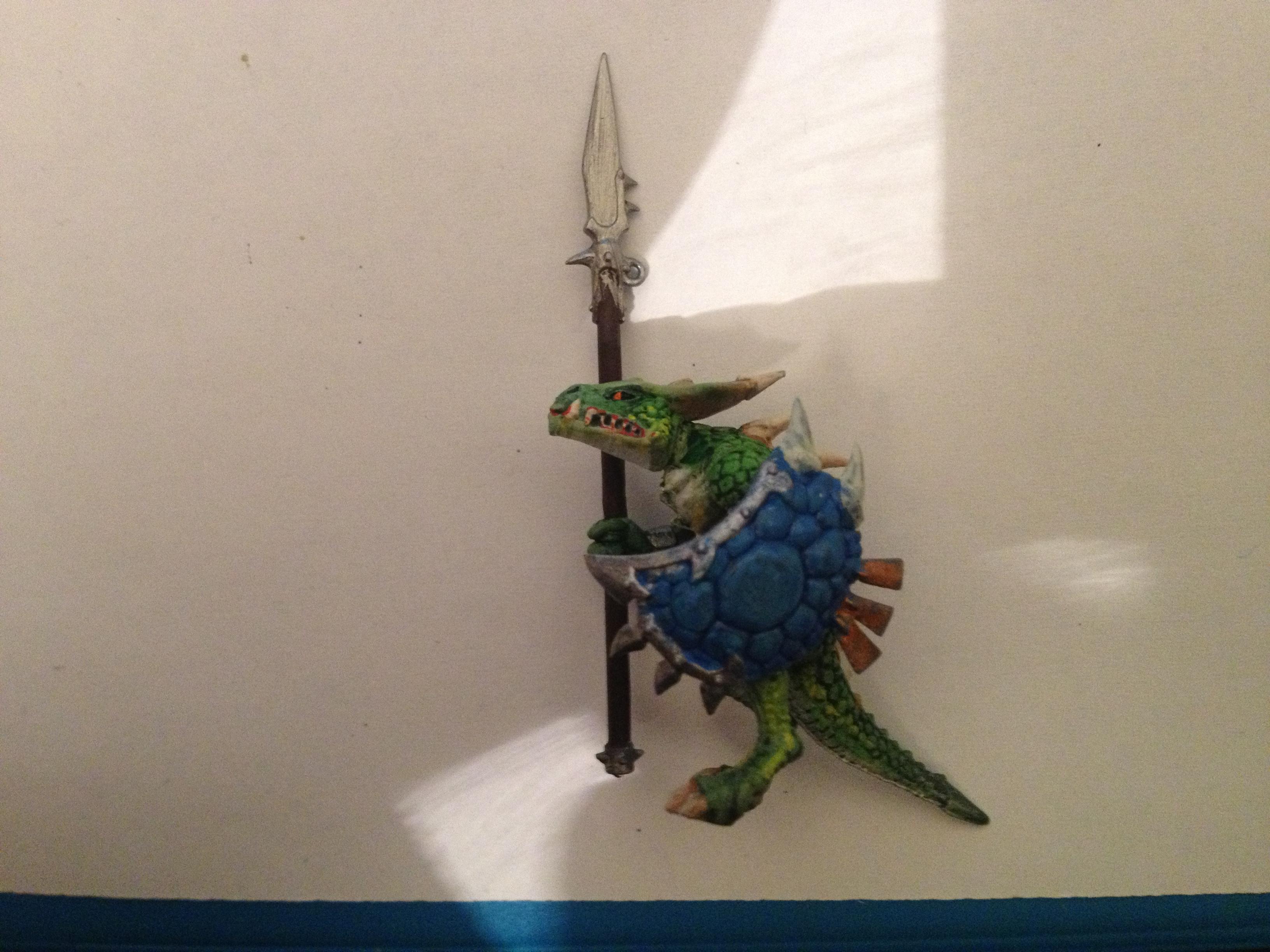 the shield was done with teclis blue highlighted with lothren blue, then washed with guliman blue glaze. rimmed with ironbreaker. when dry the shiel dwas glued to the the arm