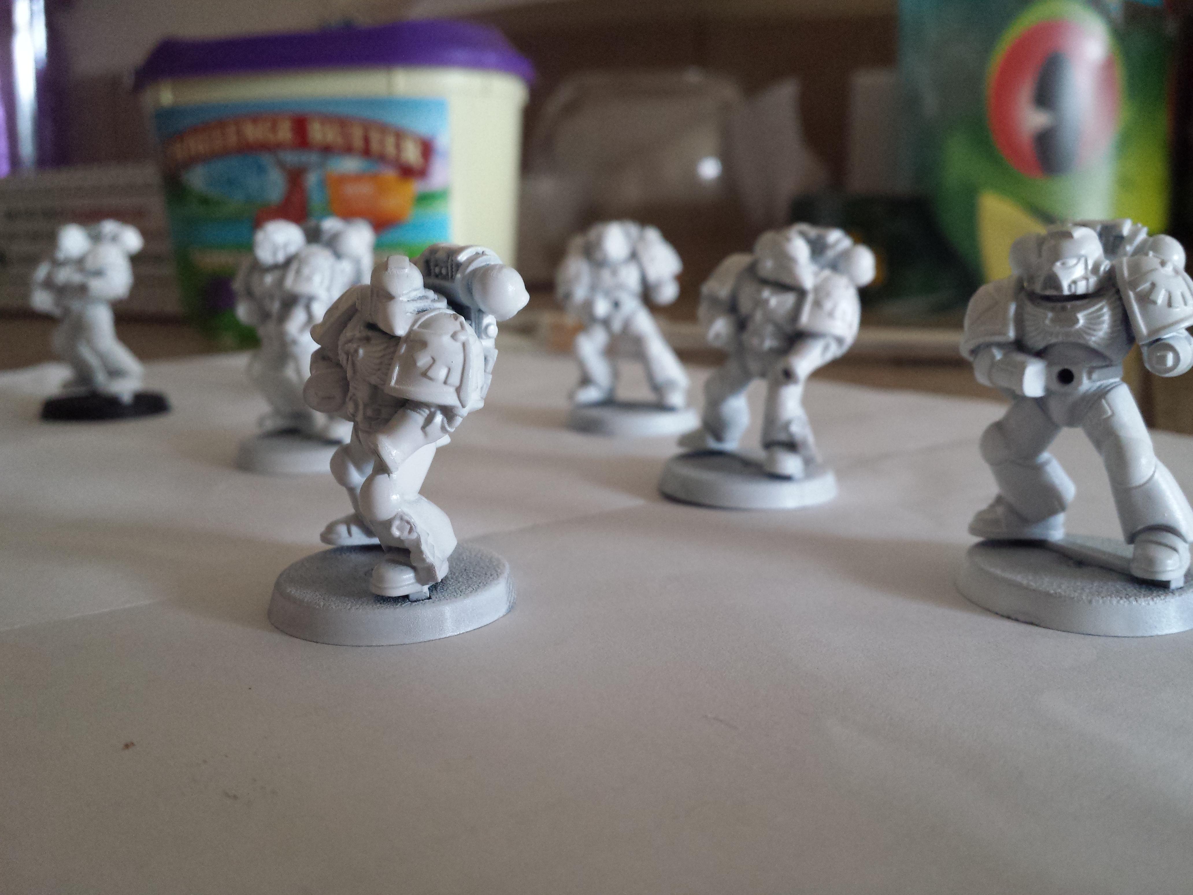 Shaved off all the mould lines and dolled up the ugly places on the models. Primed and basecoated