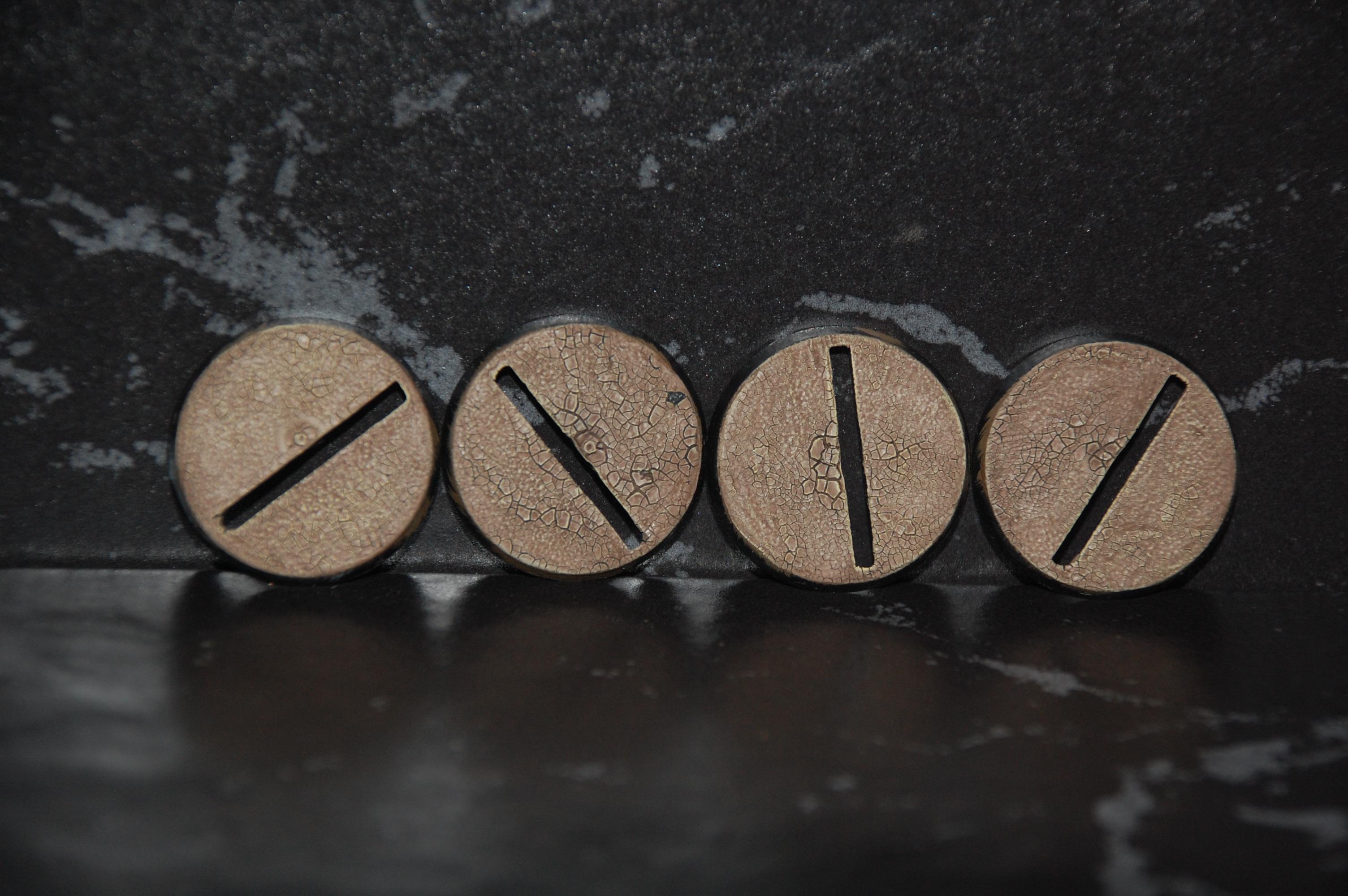 The small bases for the Phoenix lords done with GW technical paint Agrellan earth
