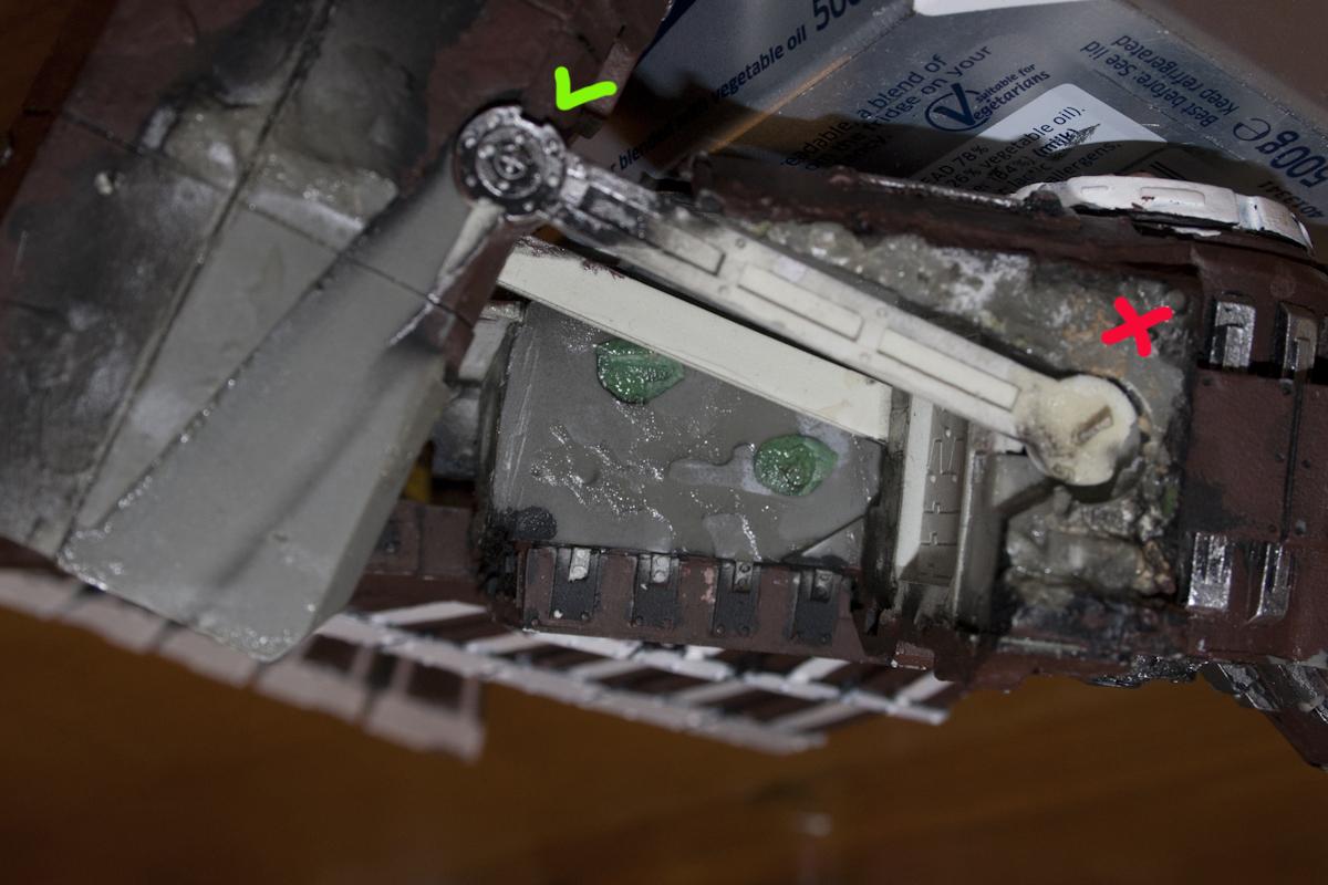 Working hinge, not working hinge