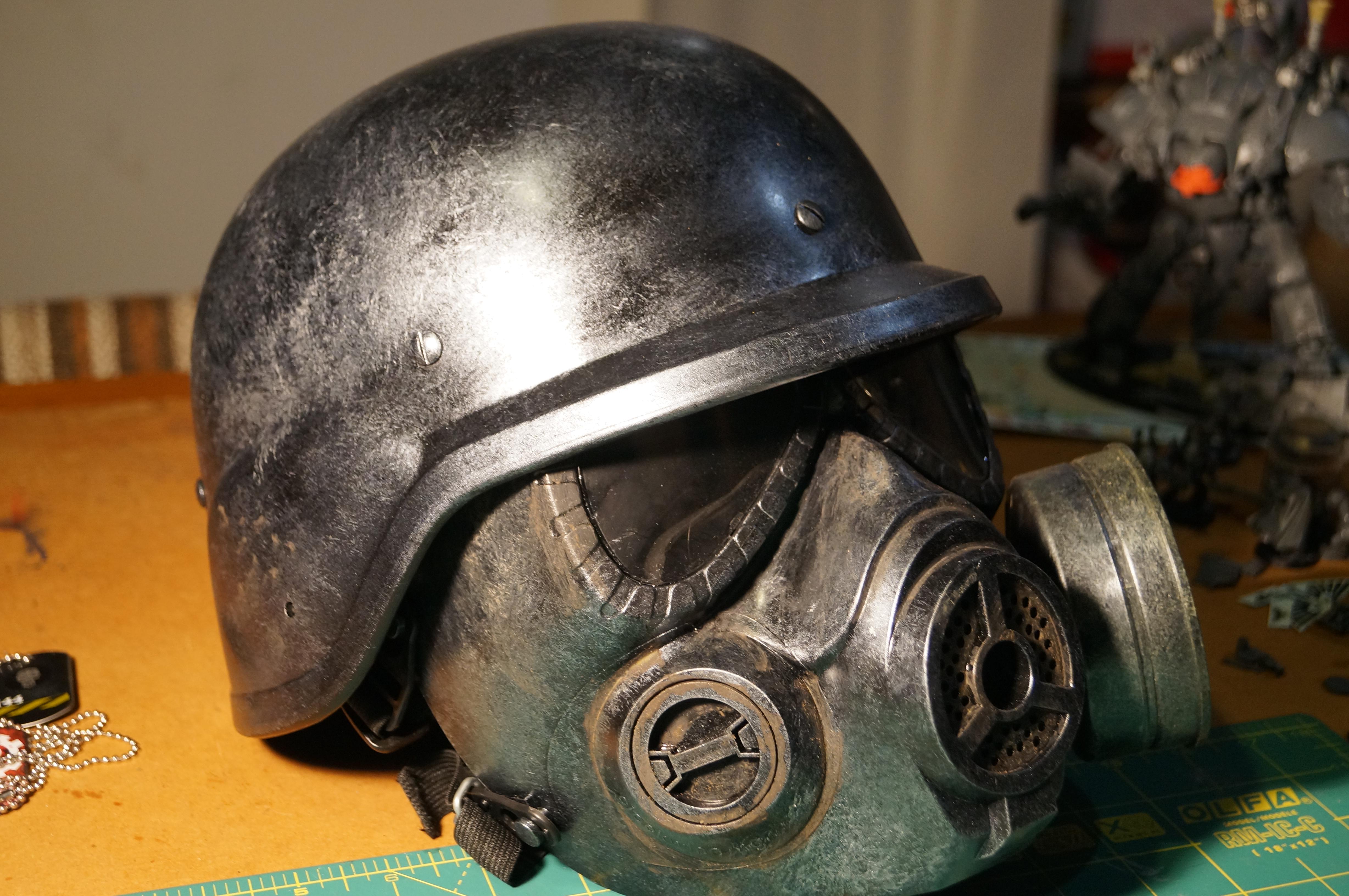 The helmet + Gas Mask! :D 