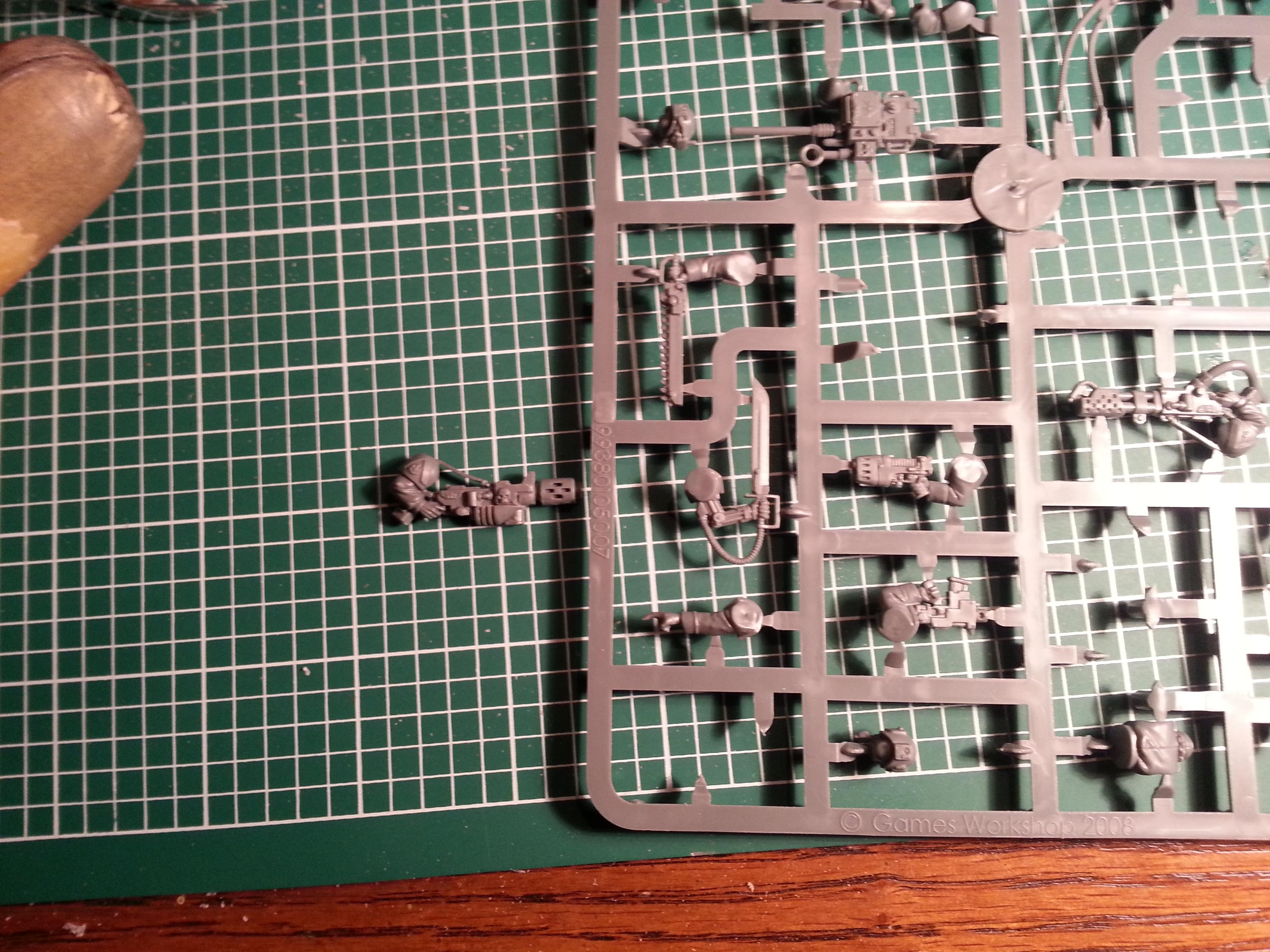 glue the multimelta barell on top of the heatsink. Now you will need a hose to make it real.... in the company command squad sprue ther is one under the mecanical arm holding a power sword