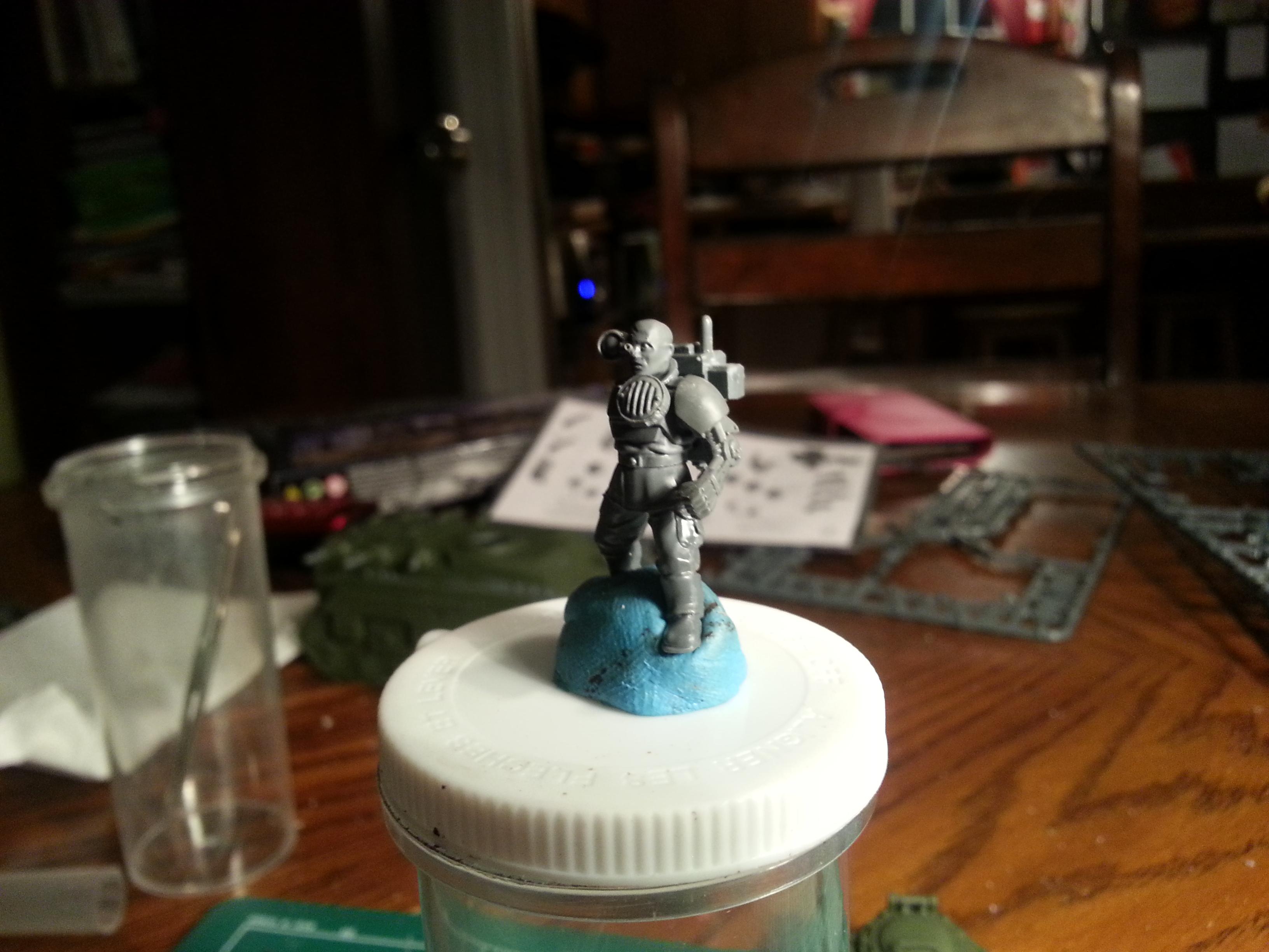 for the left arm, i used the mecanical arm holding a power sword from the CCS sprue. I removec the wire and the sword