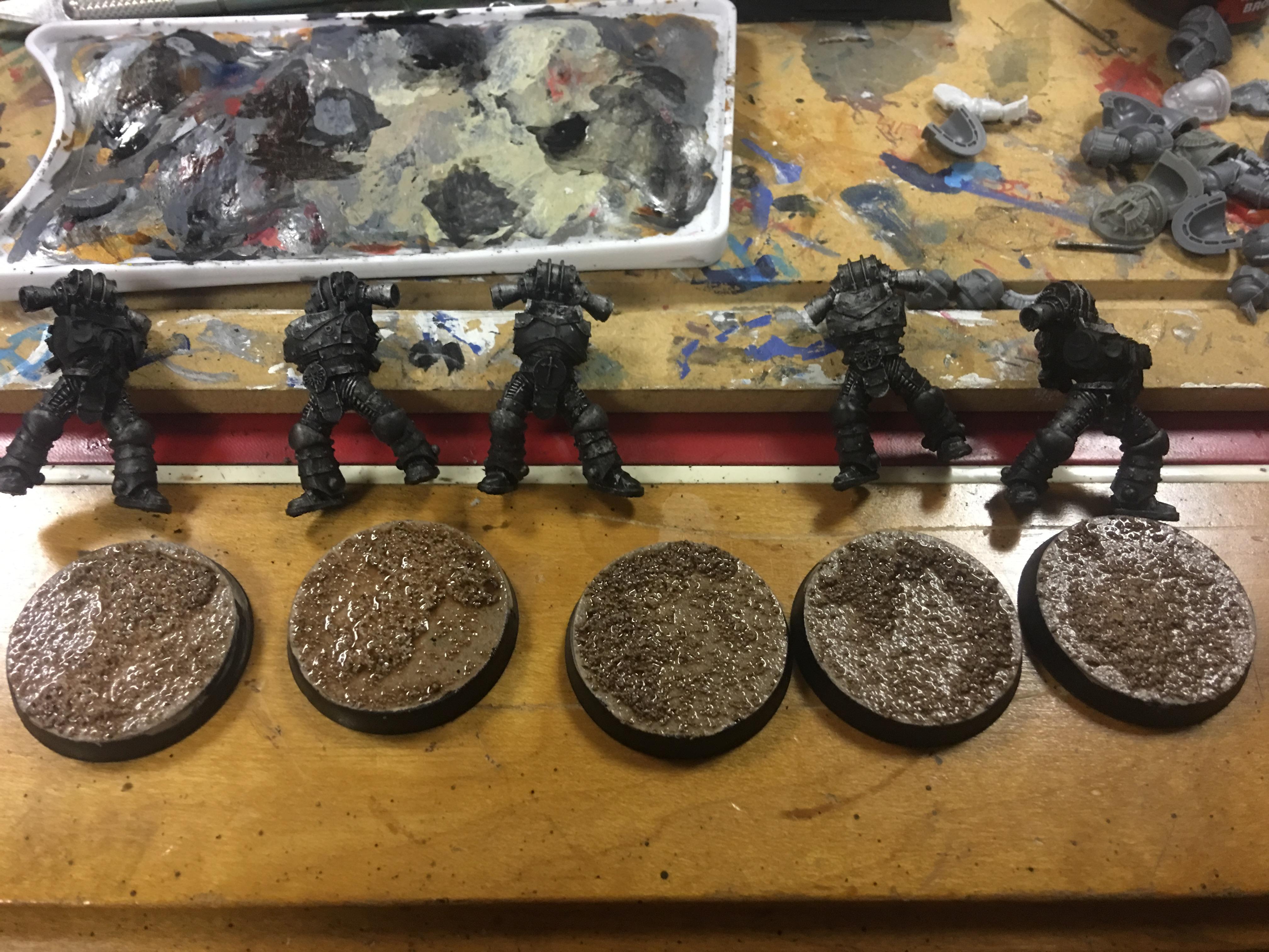 Wash of Agrax Earthshade to the base, and a was of 1:2 Abbadon Black to Water over the armor. 