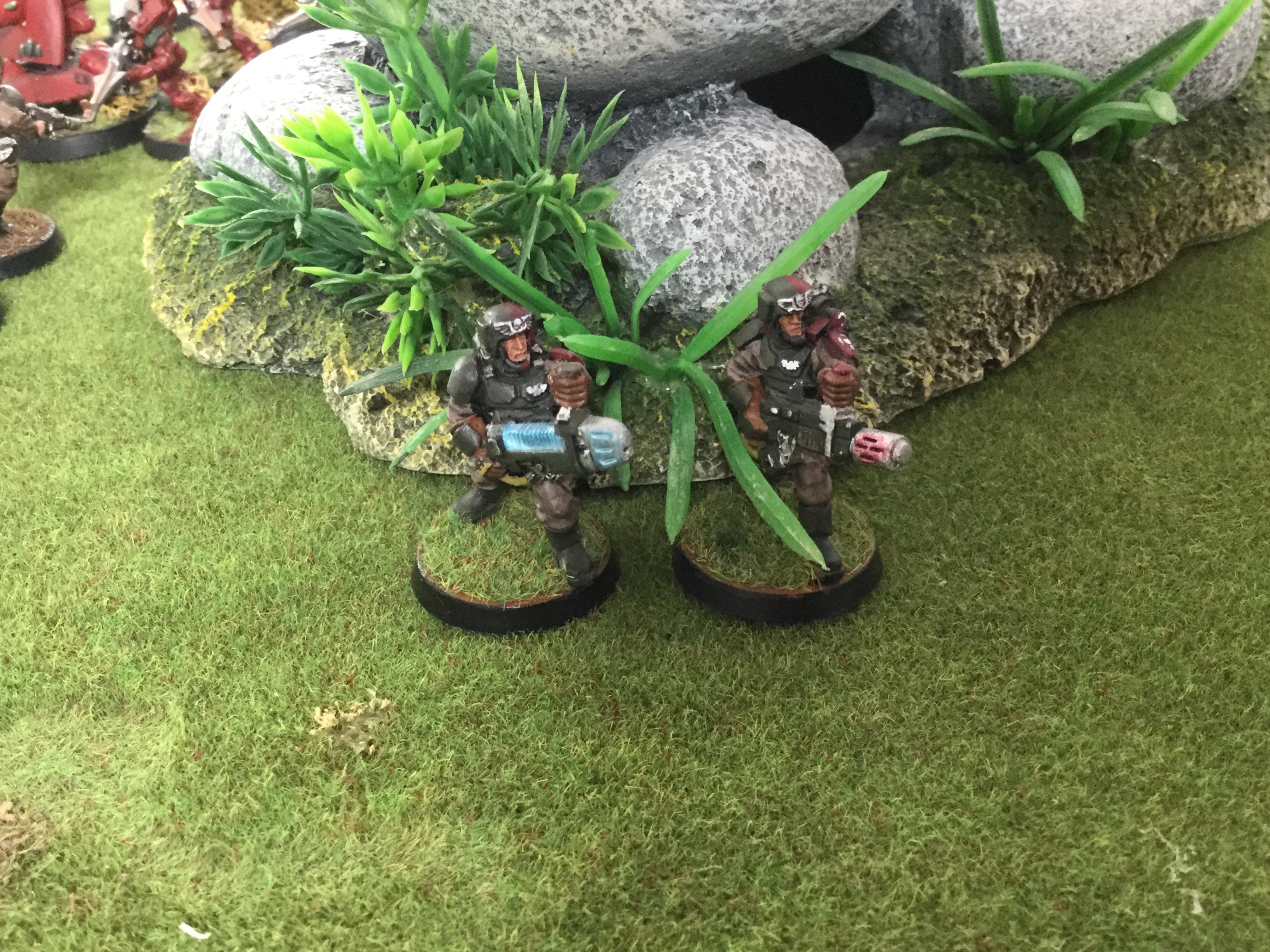 Soldats cadiens avec armes lourdes