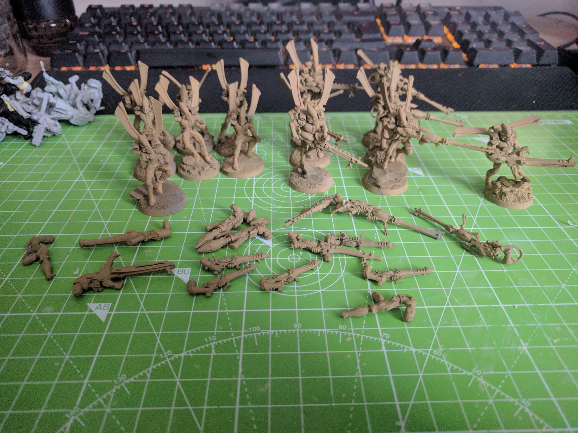 7 magnetised with weapon choices, 3 dark lances, 3 spliter cannons and 1 shuriken cannon fixed