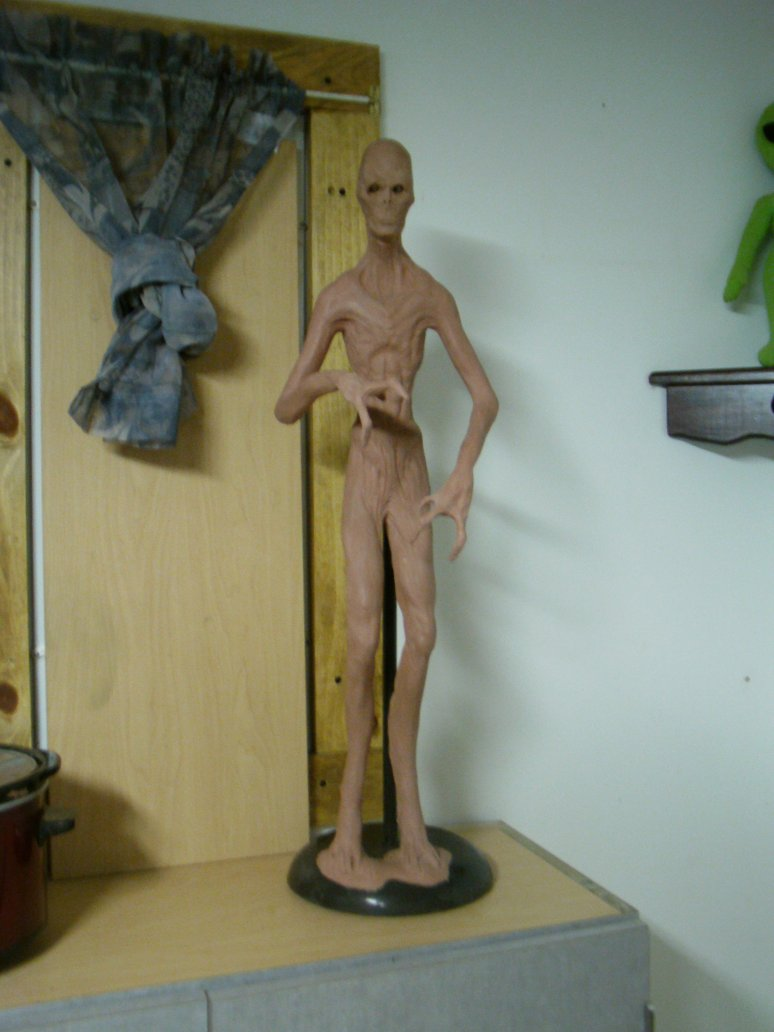 large alien sculpt