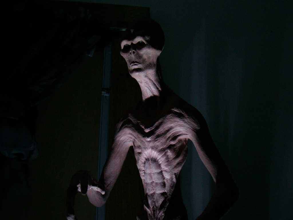 large alien sculpt 