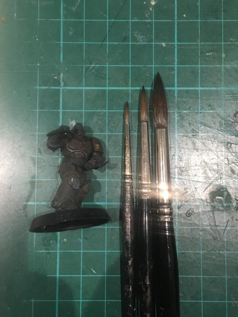 Bought a new RAPHAEL 8404 size 1 brush (left) but it seems to be different  length and point/shape to my old one (right) - thoughts?? : r/minipainting