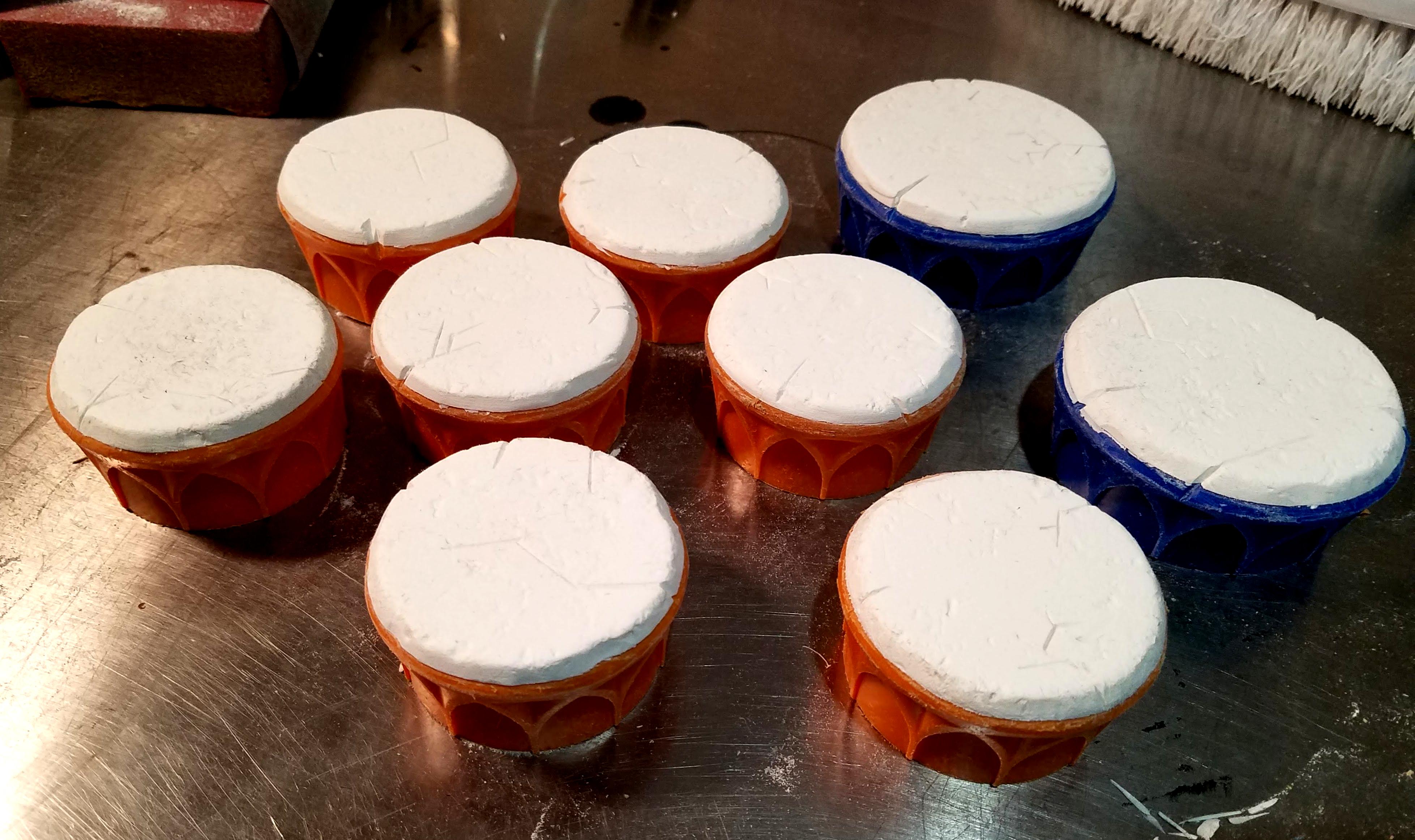 Tropicana bottle lids with foamed PVC discs on top