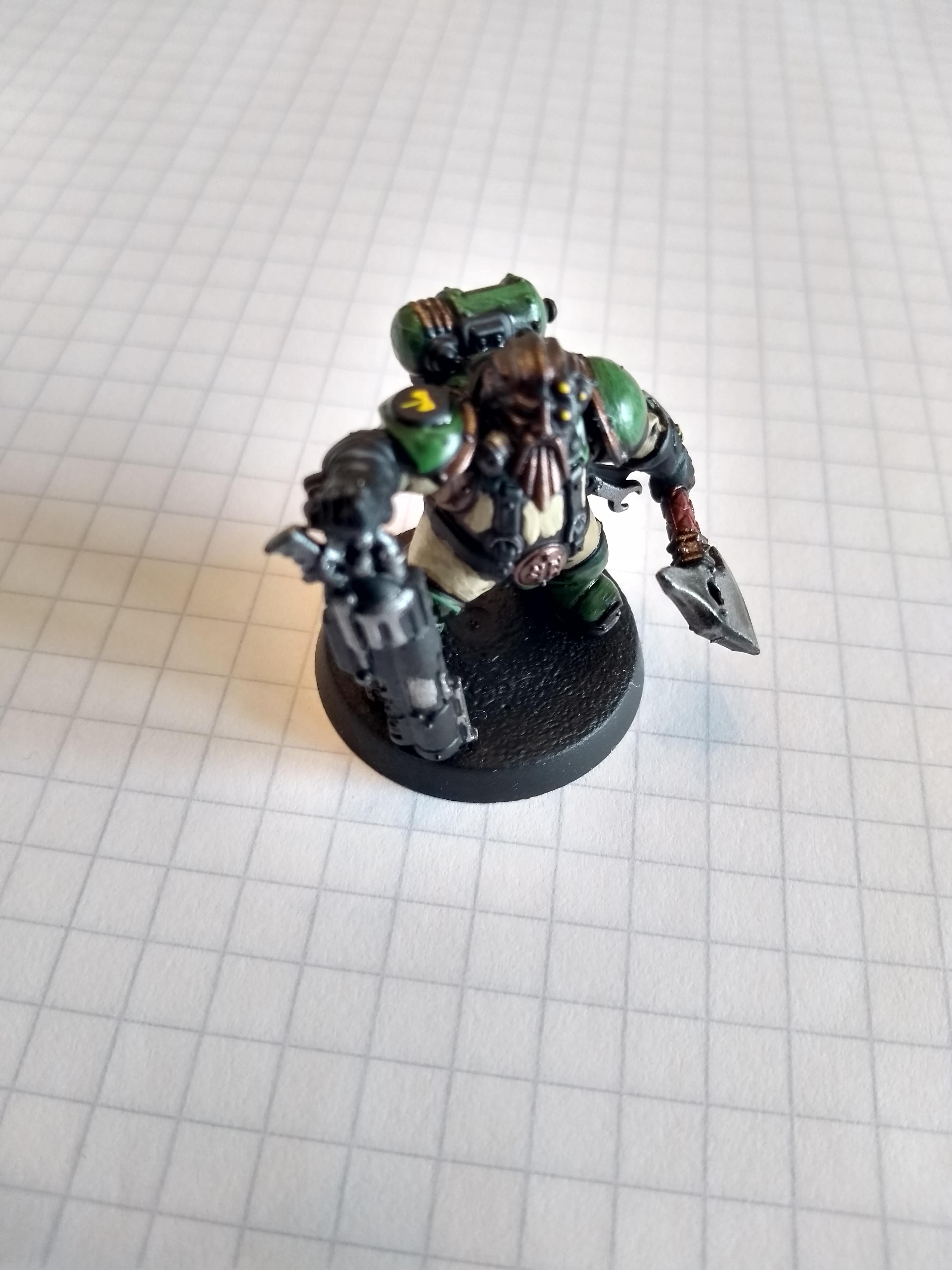 Squat sergeant with stub-gun