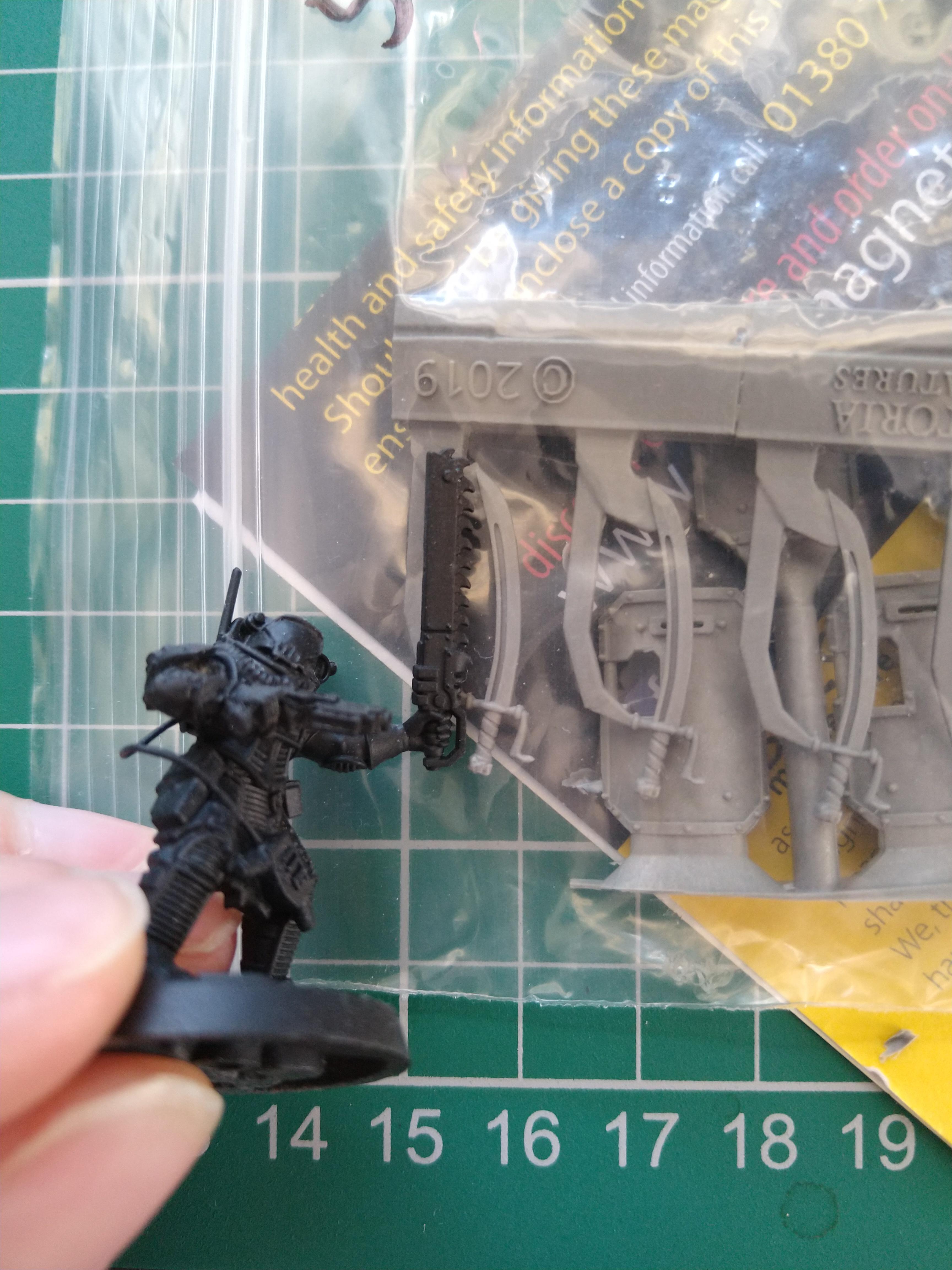 Size comparison of Vic mini sabre to GW chainsword