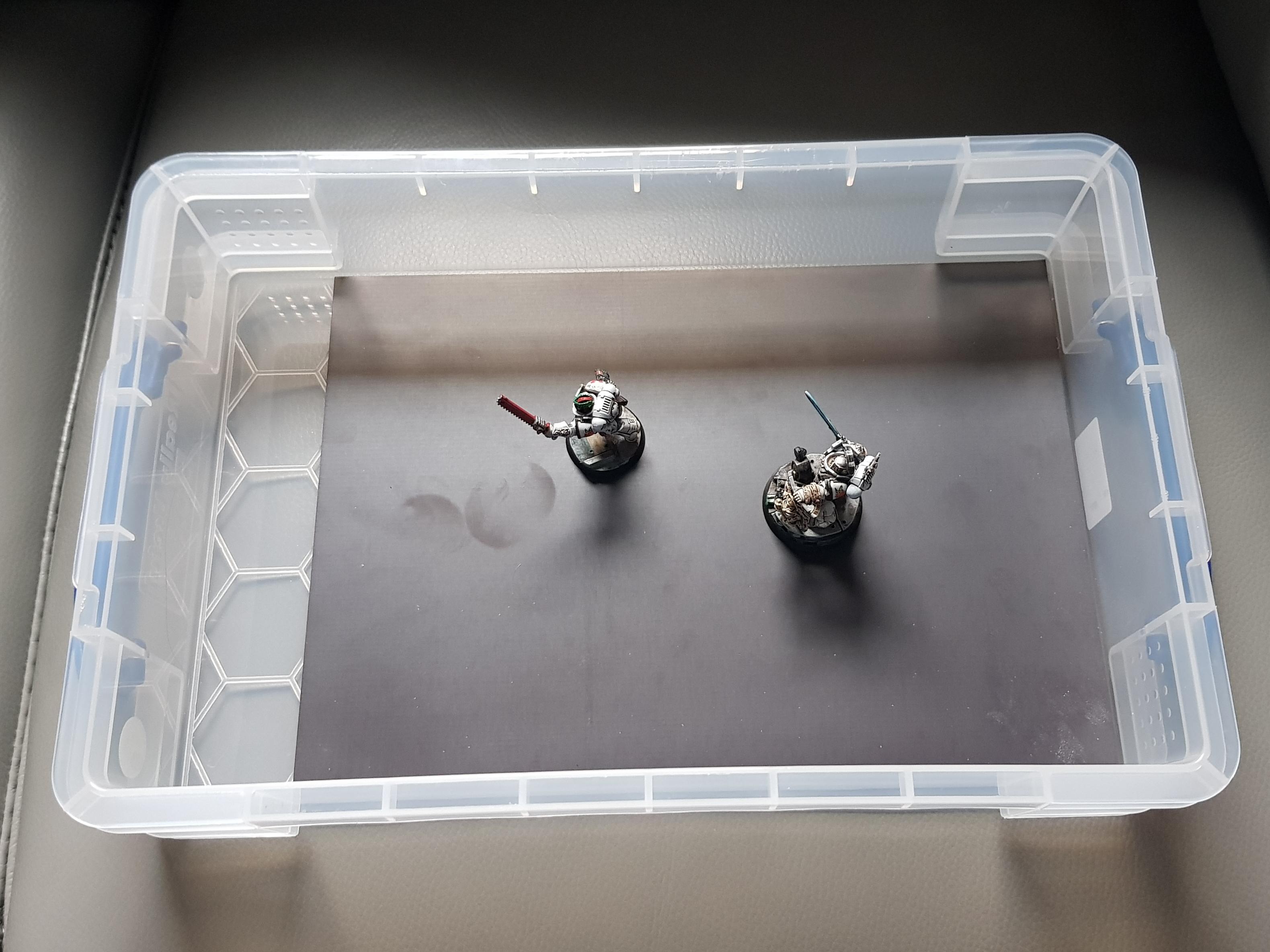 Magnetic figure case