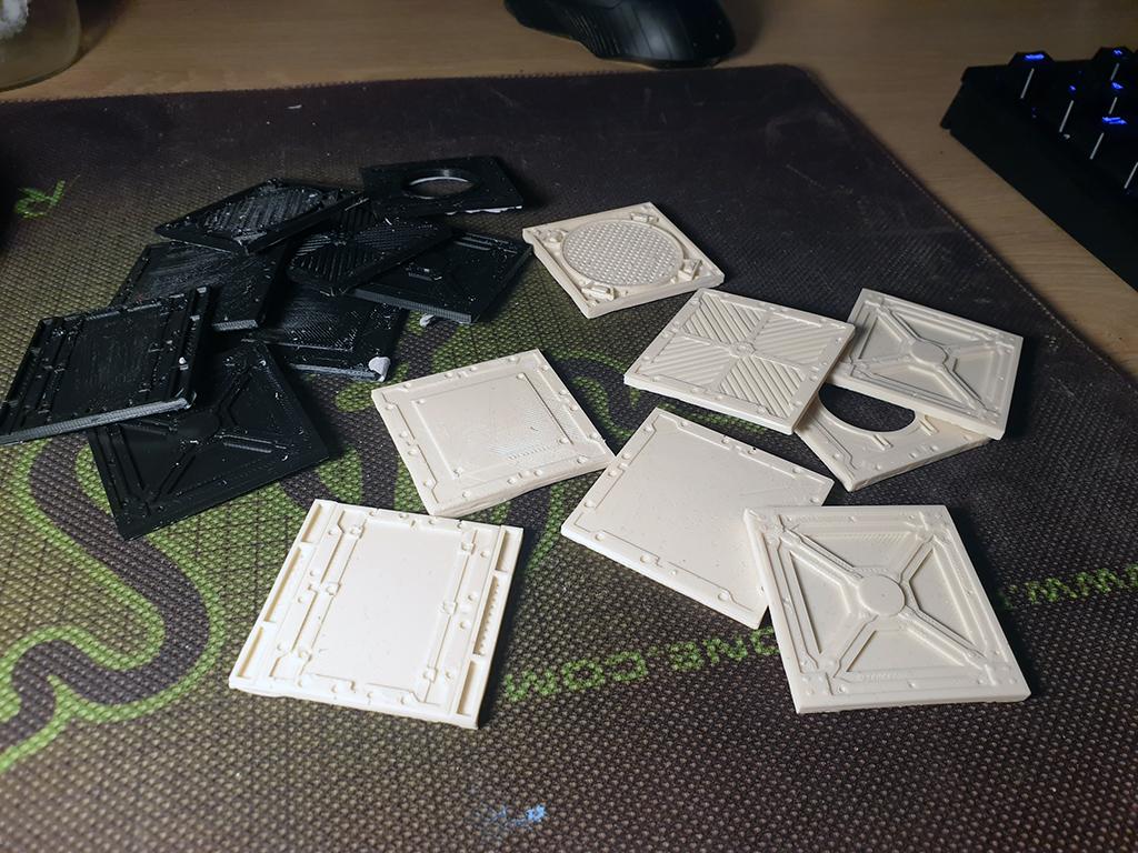 On the left, in black, the 3D printed tiles. In white, the copies